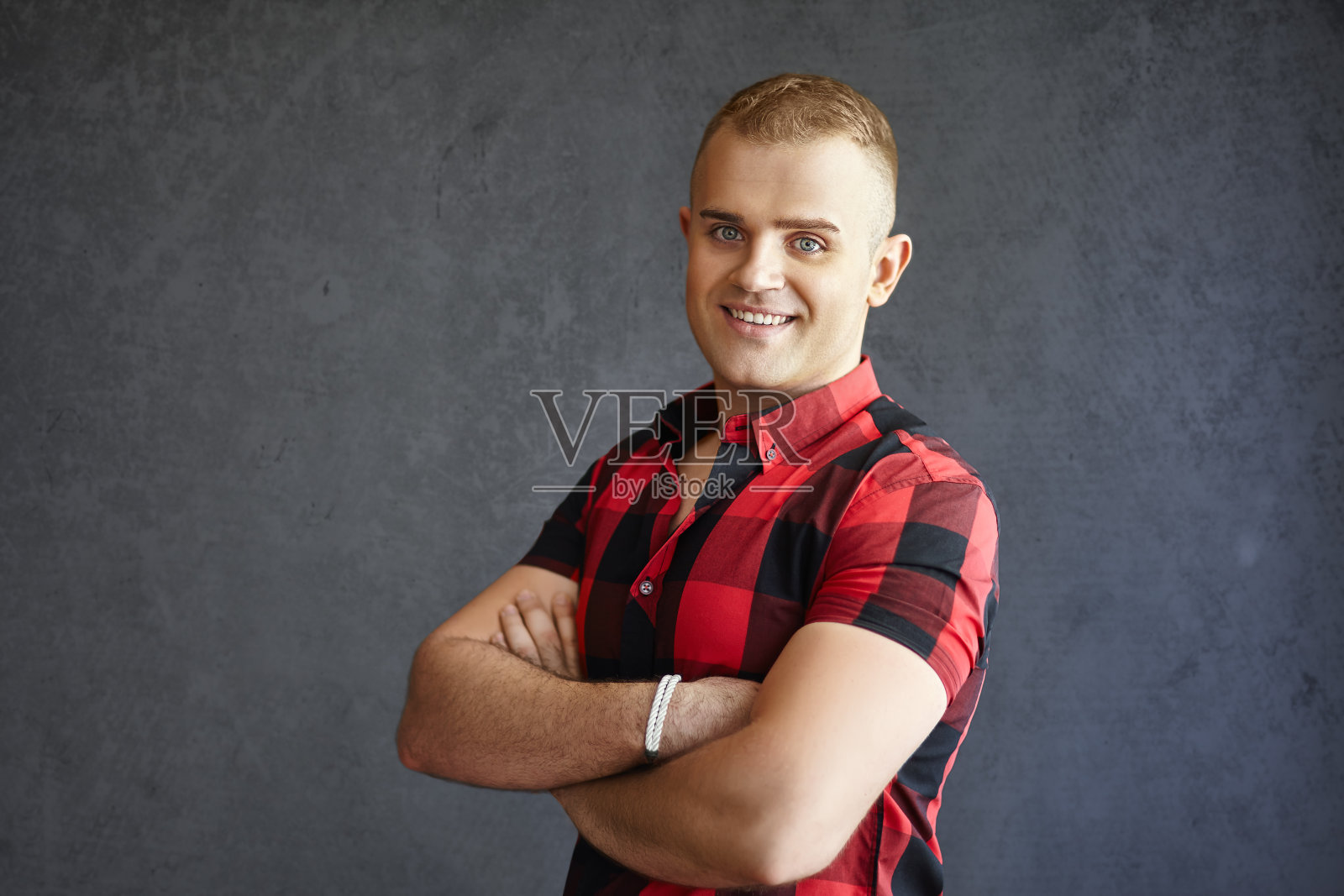 英俊的男人微笑着照片摄影图片