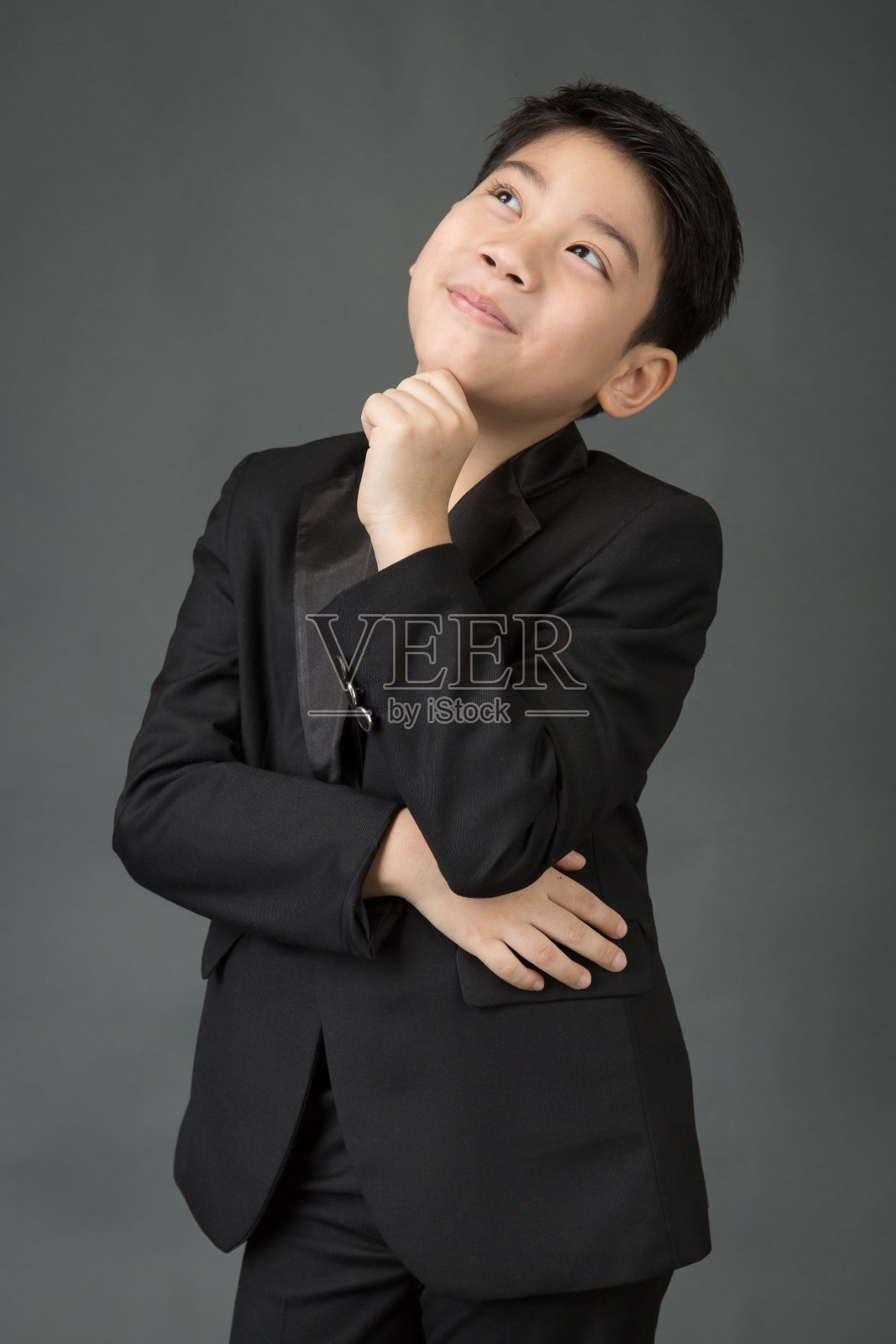 穿西装的亚洲男孩想想办法照片摄影图片