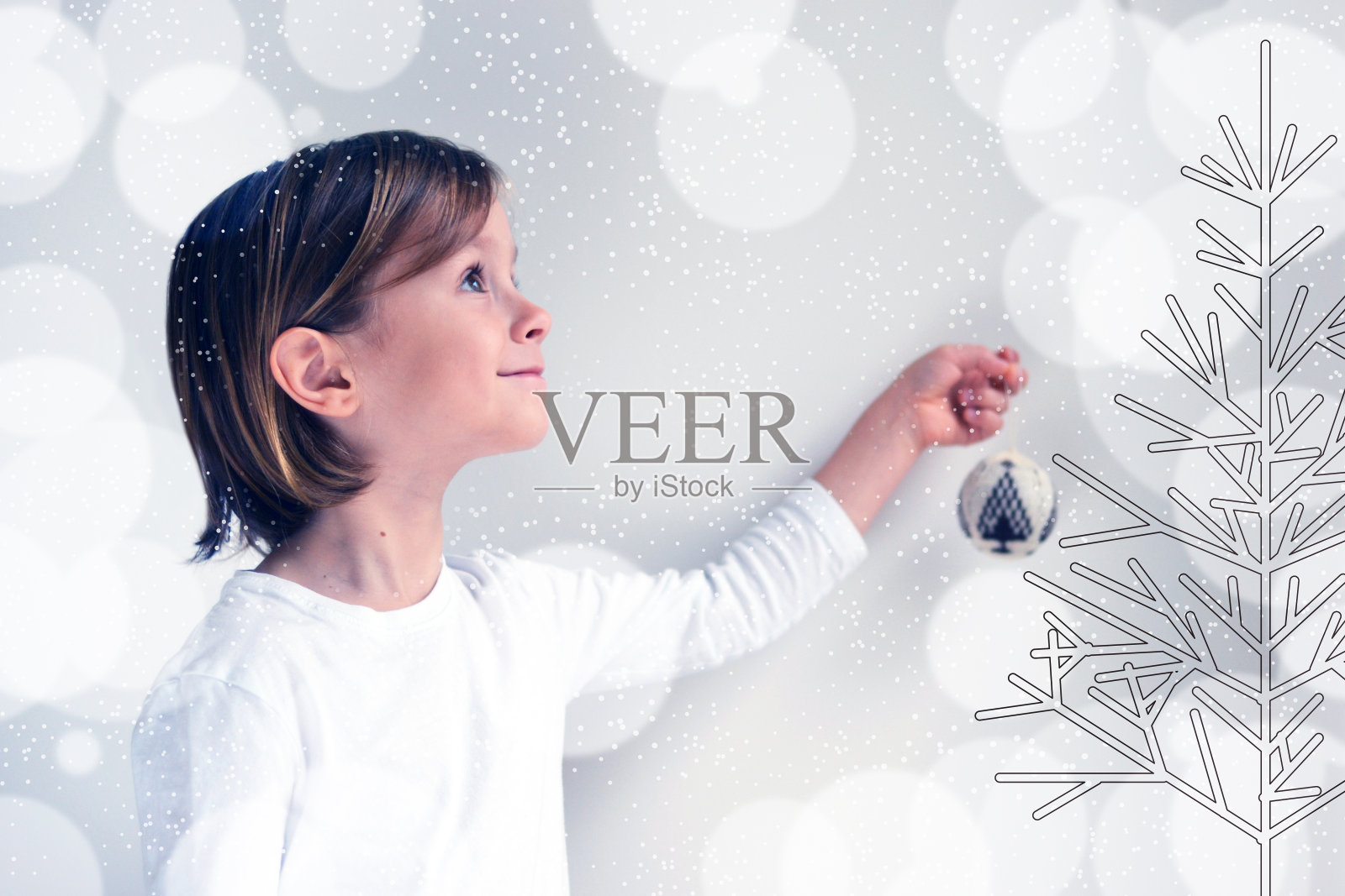 美丽的梦想男孩与圣诞装饰照片摄影图片