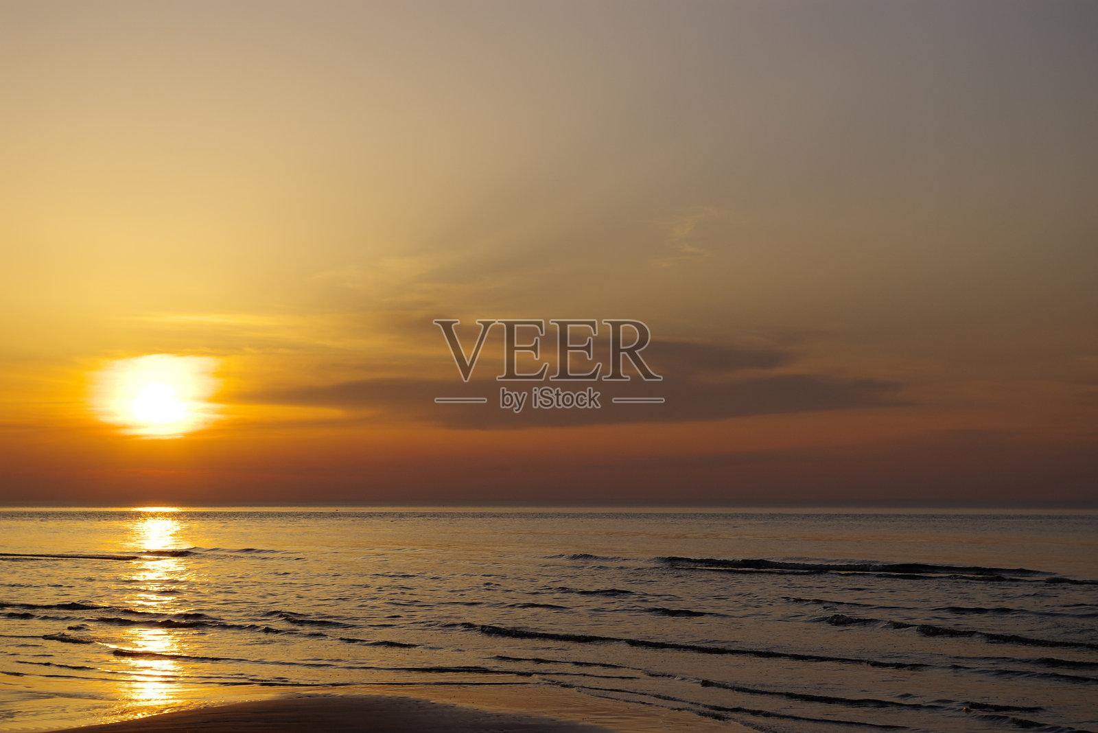 美丽的橙蓝色日落在波罗的海与太阳离开照片摄影图片