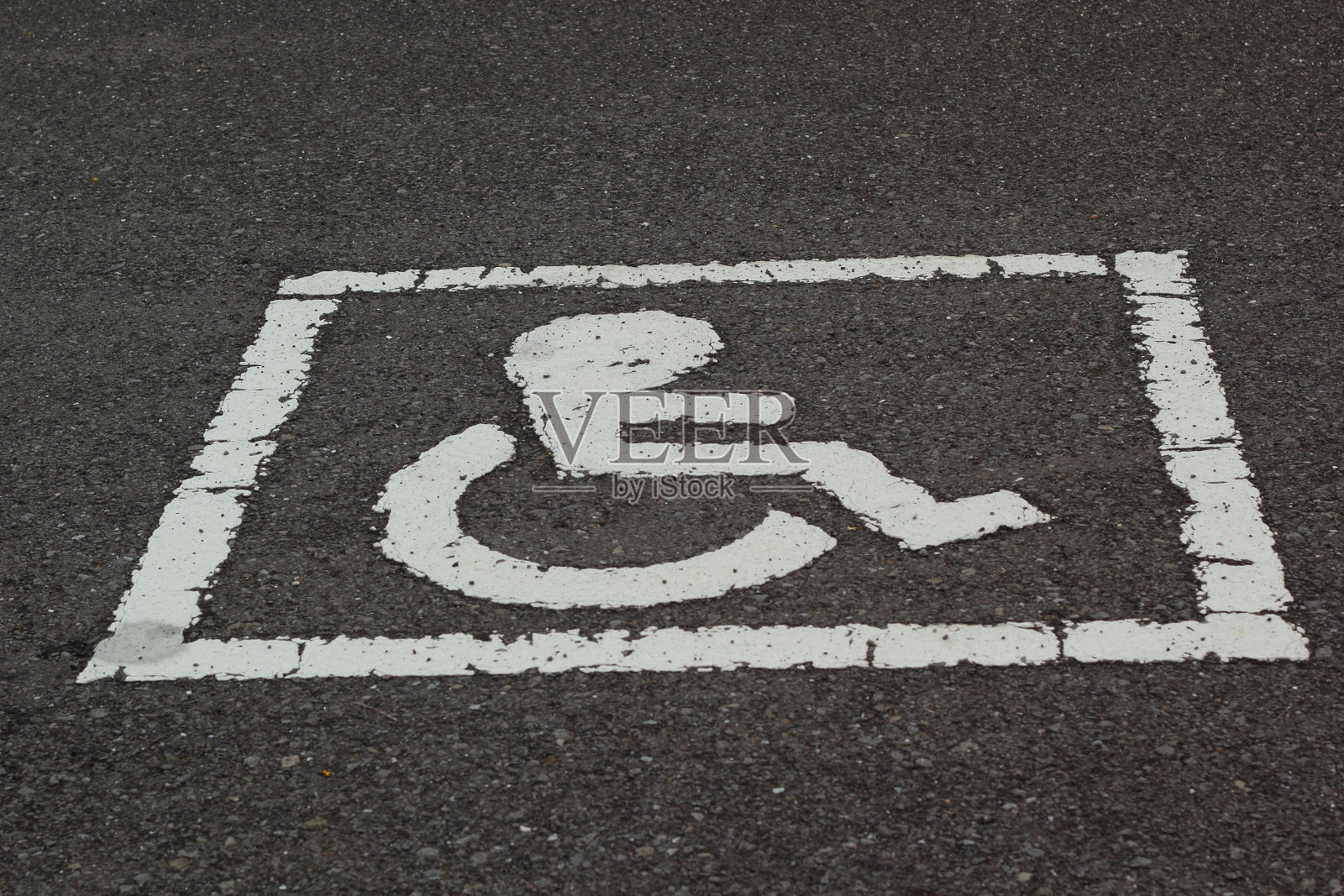 象征着残疾人在街上停车。照片摄影图片