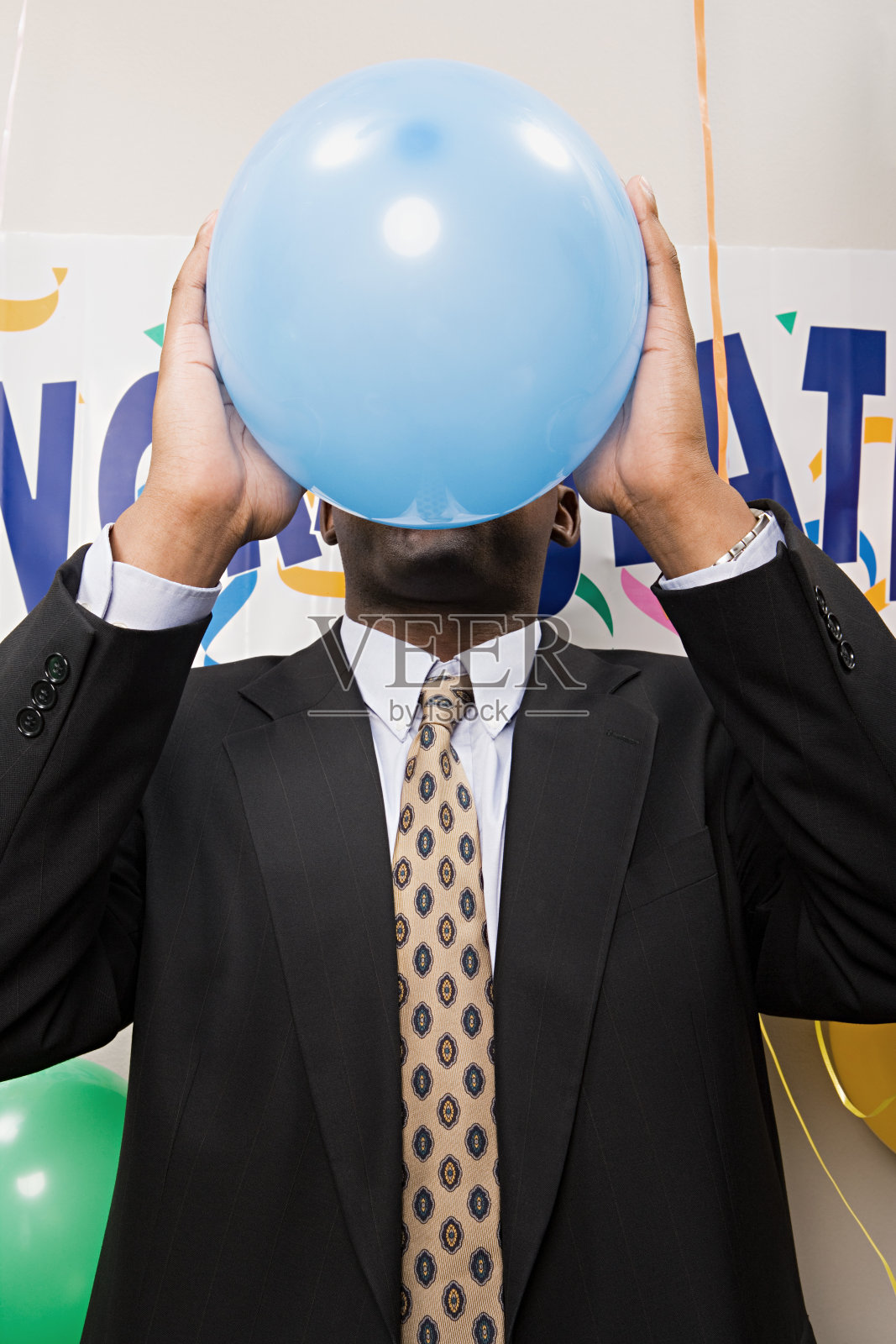 商人吹气球照片摄影图片