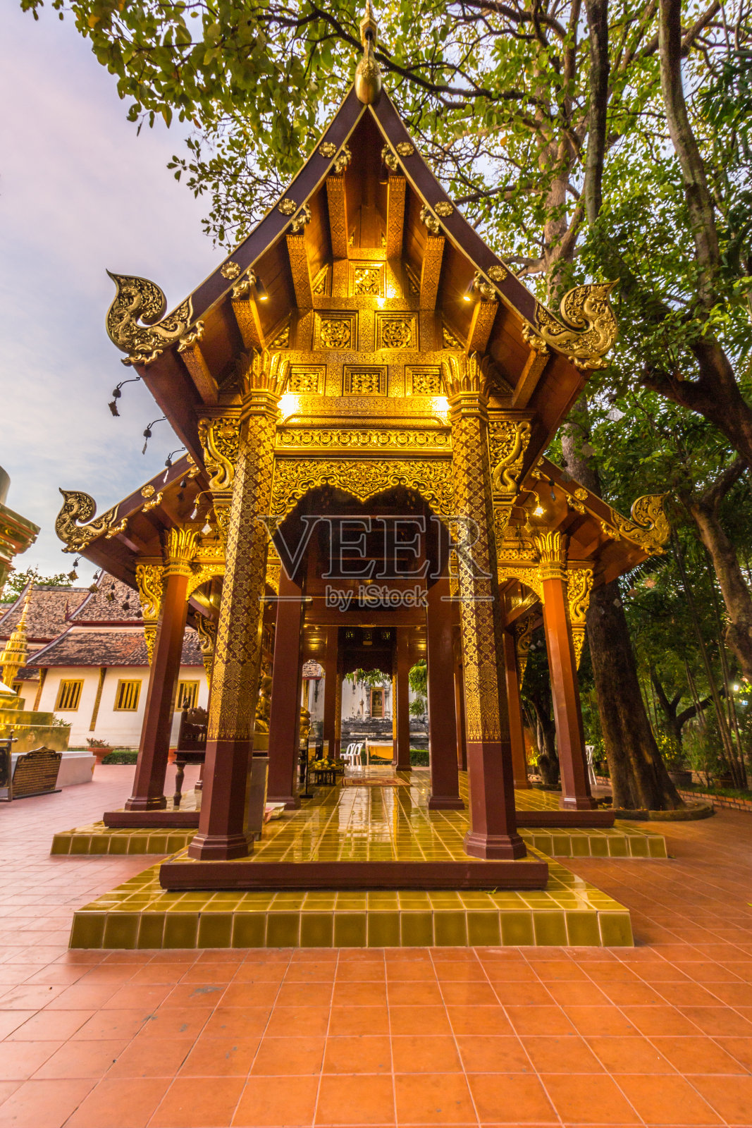 辛格寺领土上的亭。泰国清迈。照片摄影图片