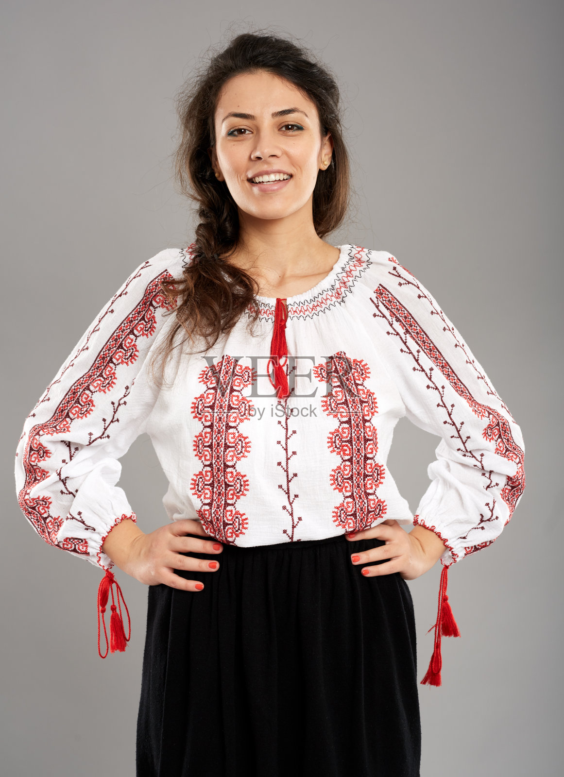 穿着传统服装的罗马尼亚女孩照片摄影图片