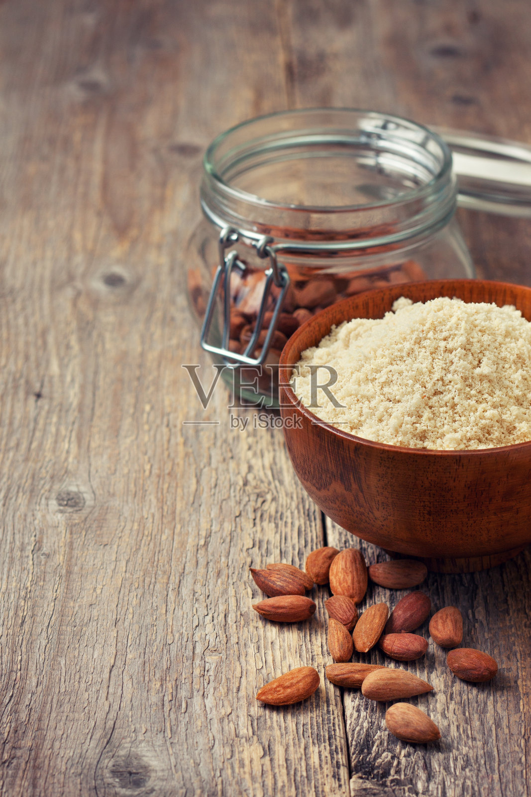 杏仁面粉放在木碗里(调色)照片摄影图片