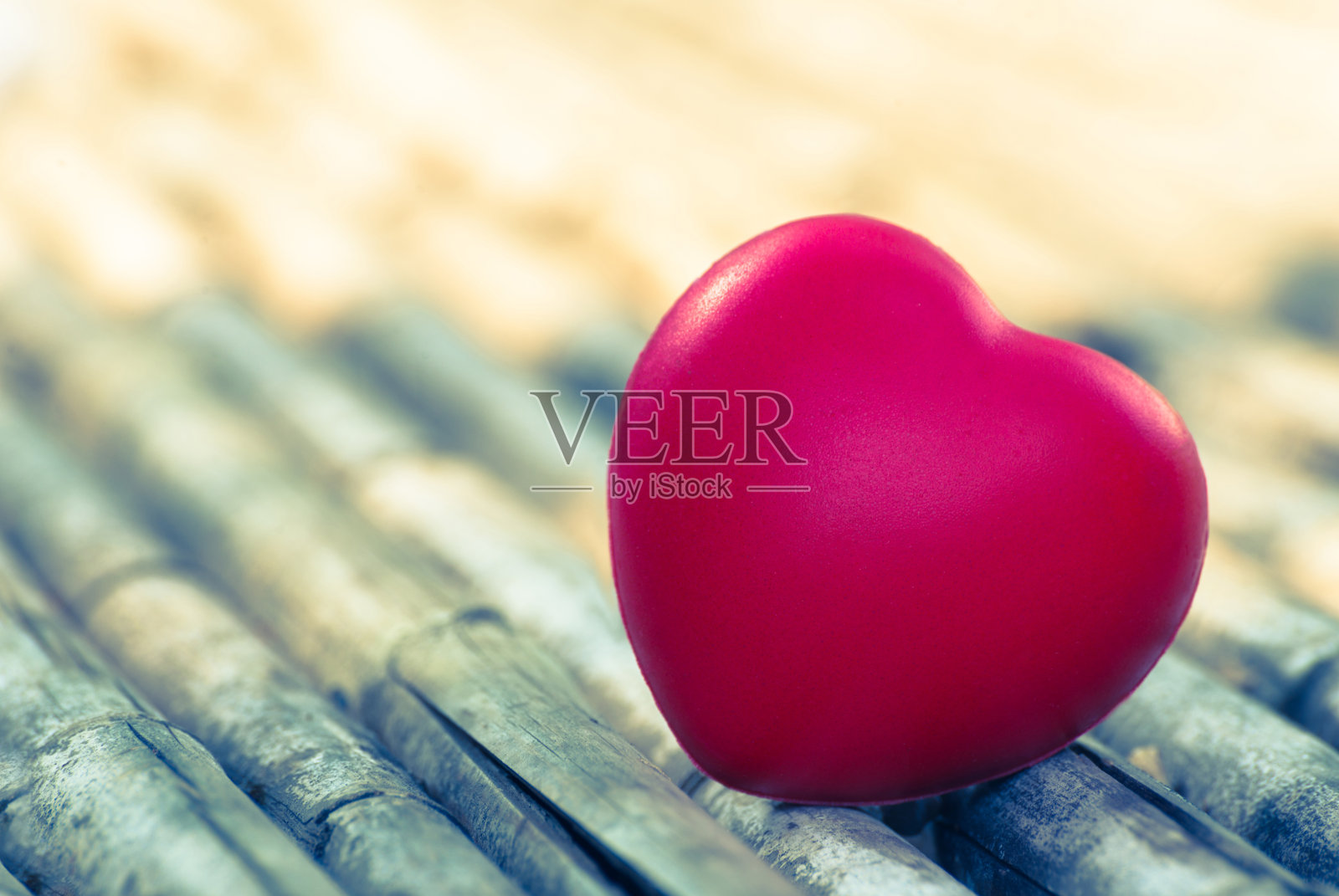 红心情人节以木为背景。照片摄影图片