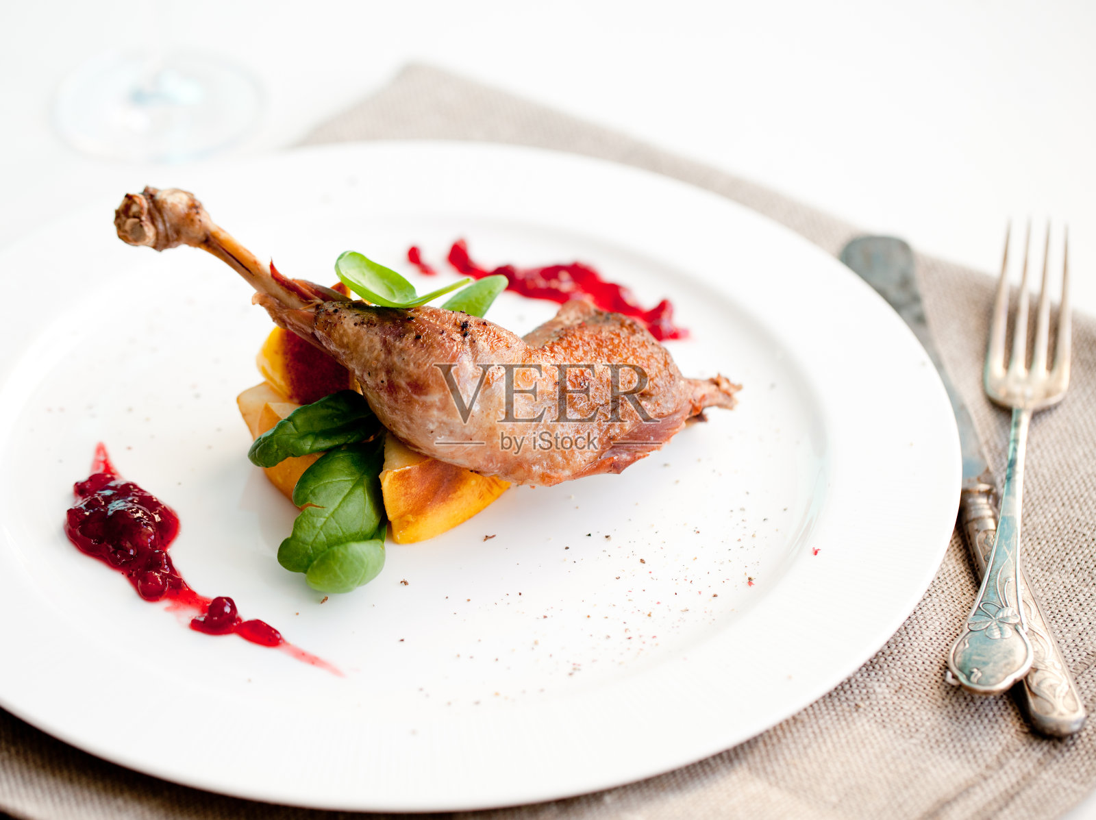 烤鹧鸪,鸡腿配沙拉照片摄影图片