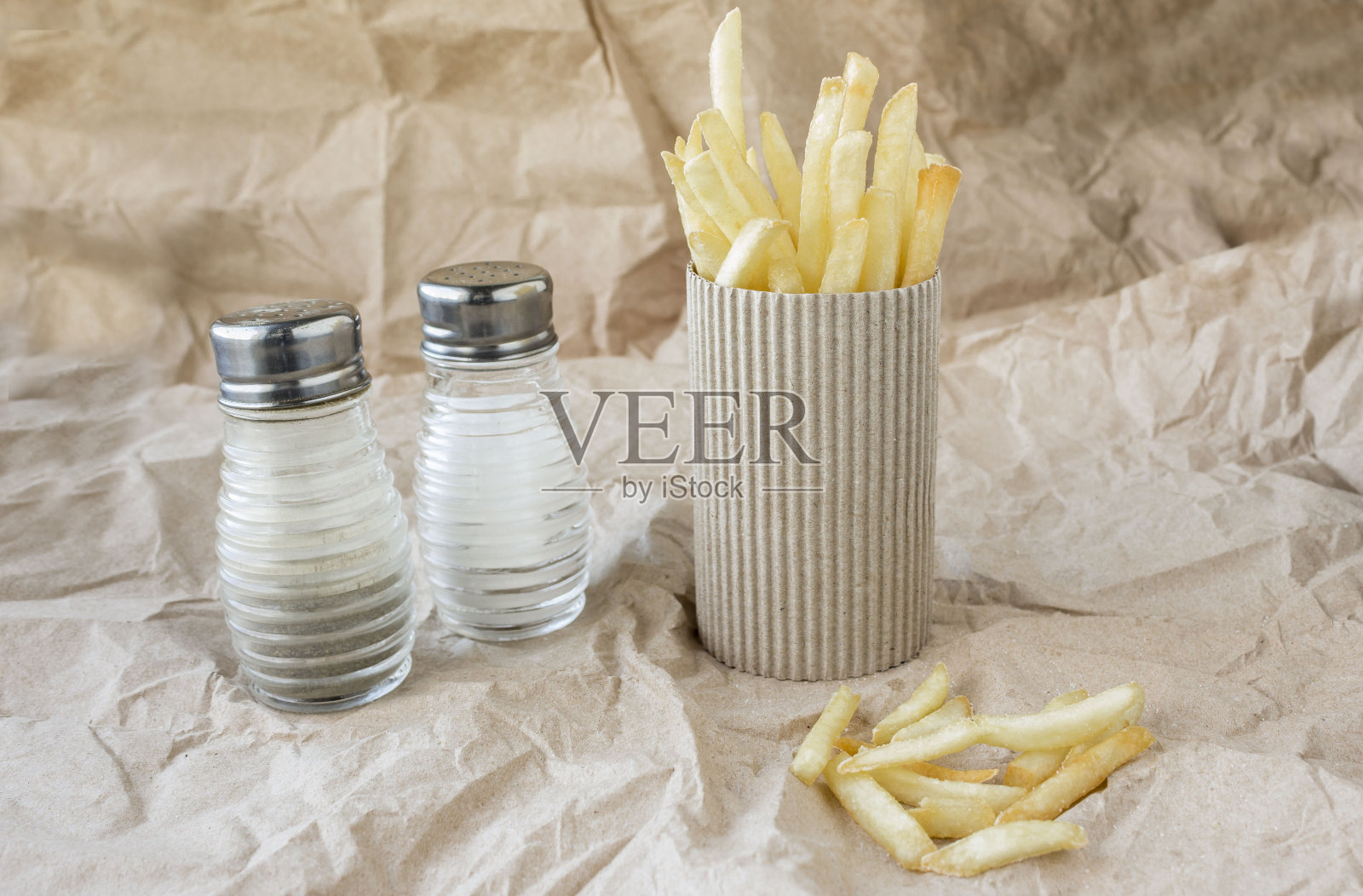 装薯条的纸板箱,装有盐和胡椒瓶照片摄影图片