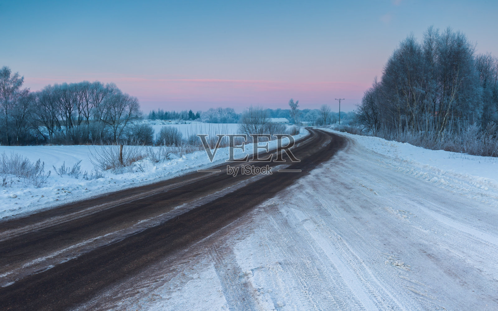 美丽寒冷的早晨,雪地里的乡村。照片摄影图片