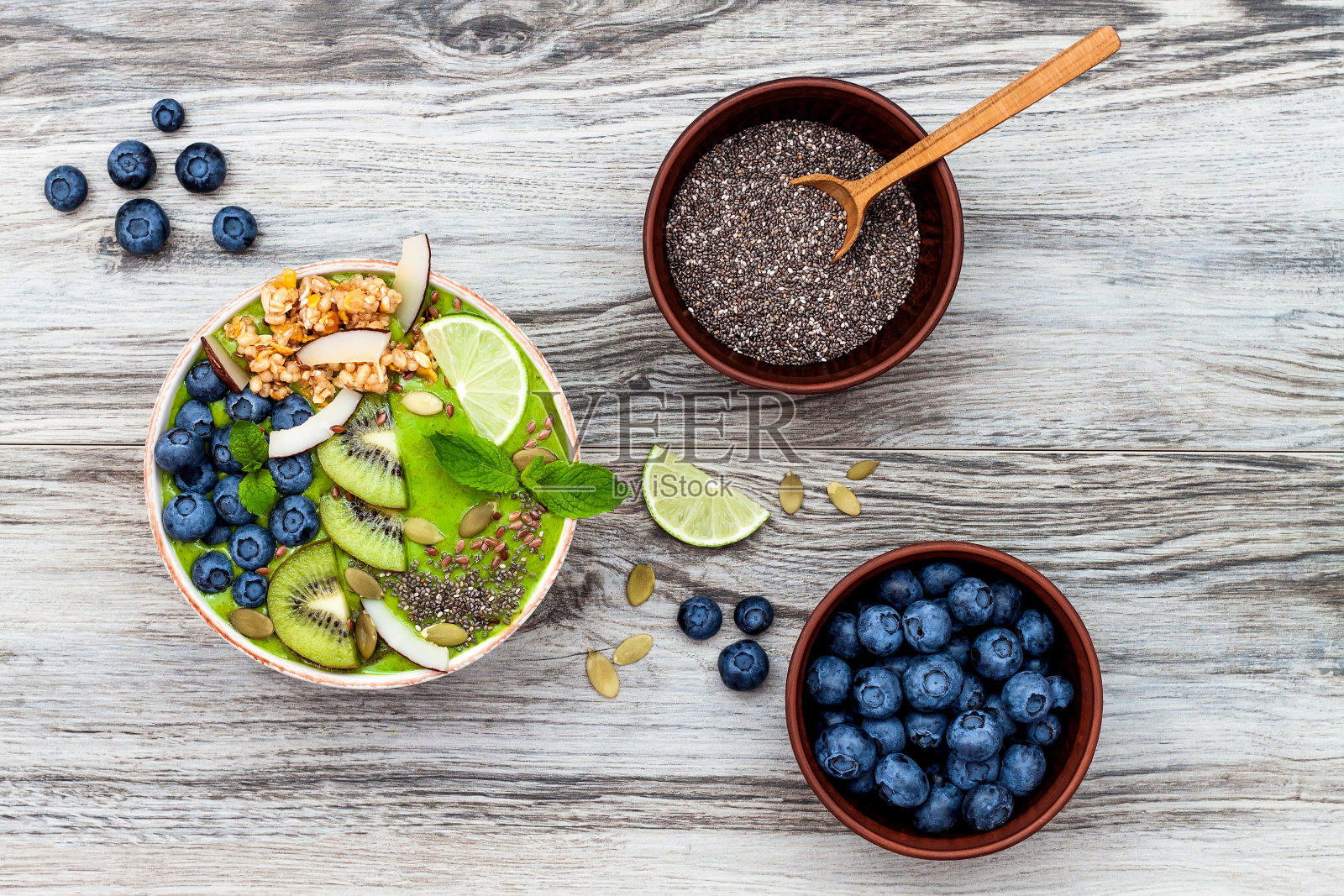 抹茶绿茶早餐超级食物冰沙碗与奇亚种子照片摄影图片
