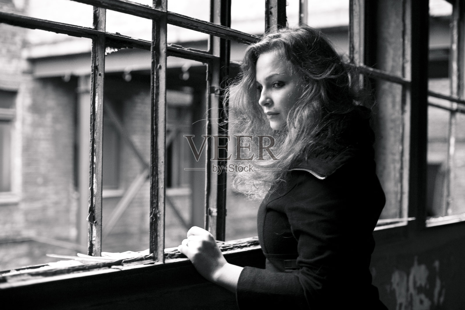 美丽的女人在废墟里看着窗户伤心照片摄影图片