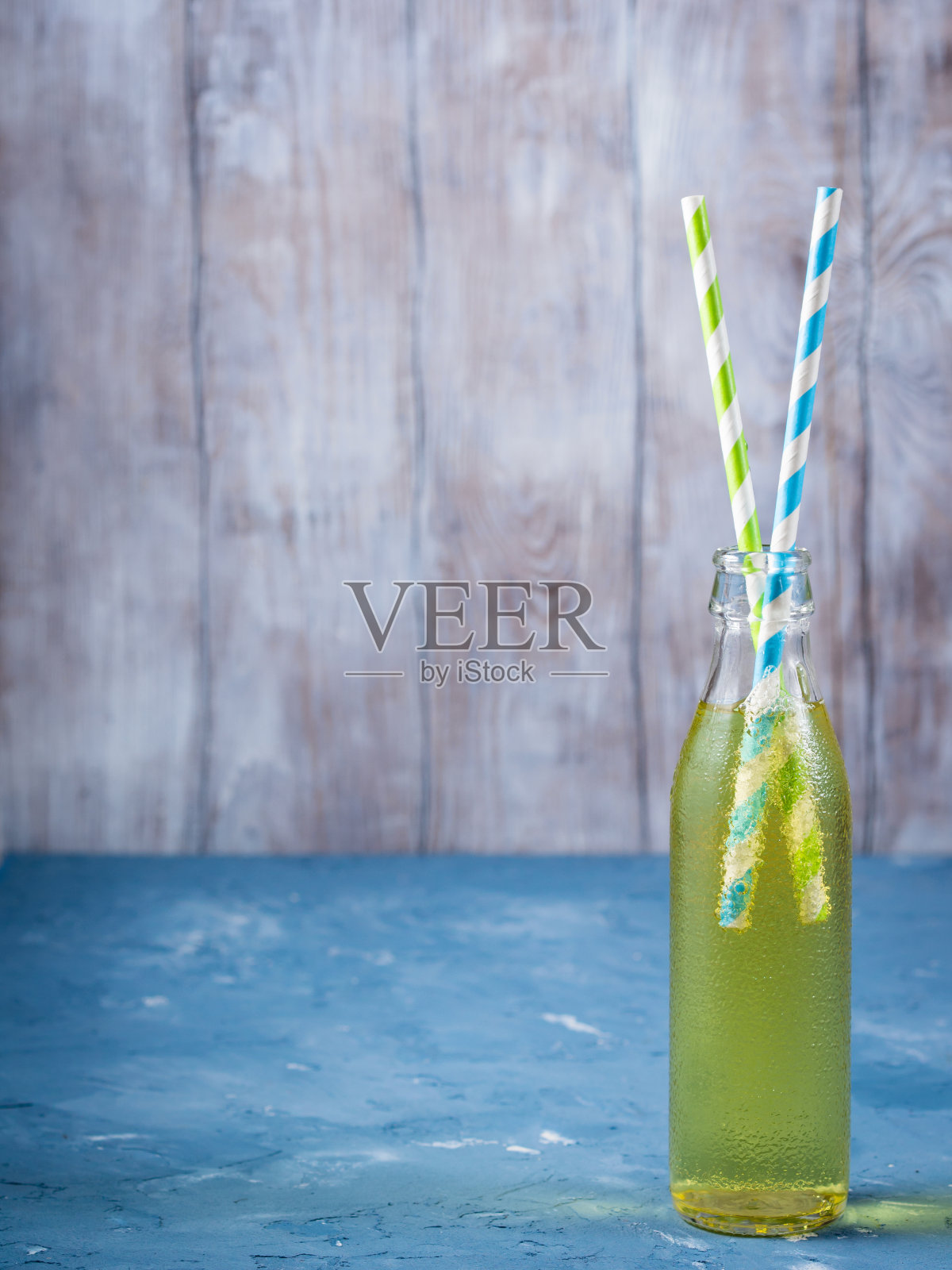 柠檬汽水,装在玻璃瓶里照片摄影图片