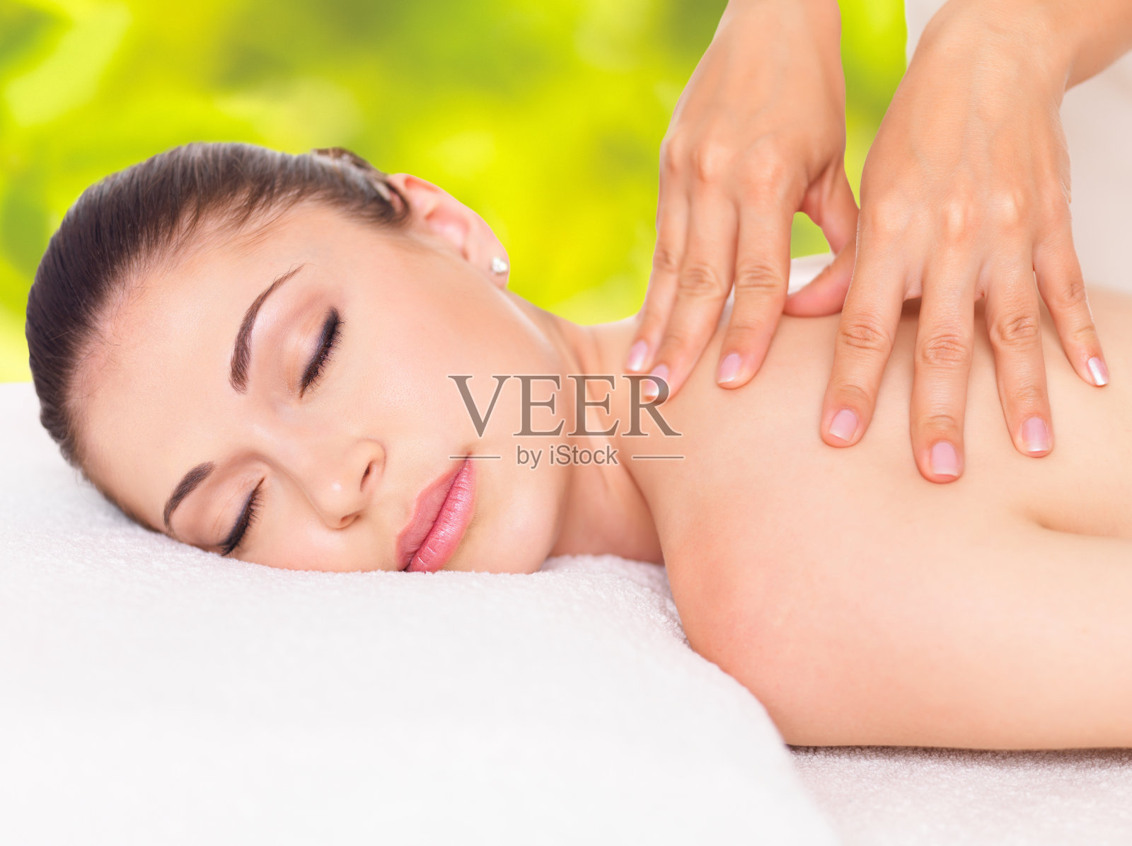 女人在自然温泉做身体按摩照片摄影图片