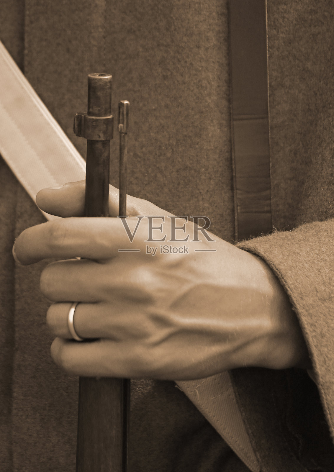 一个手上戴着婚戒的已婚士兵照片摄影图片