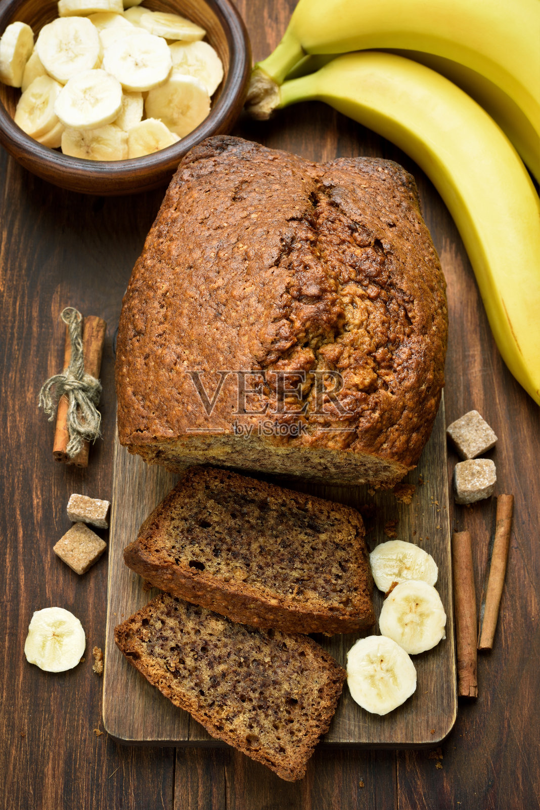 木桌上放着香蕉面包照片摄影图片