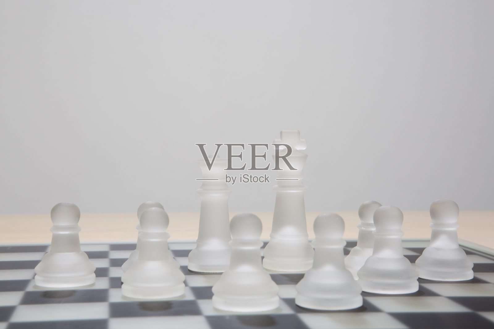 透明玻璃棋子照片摄影图片