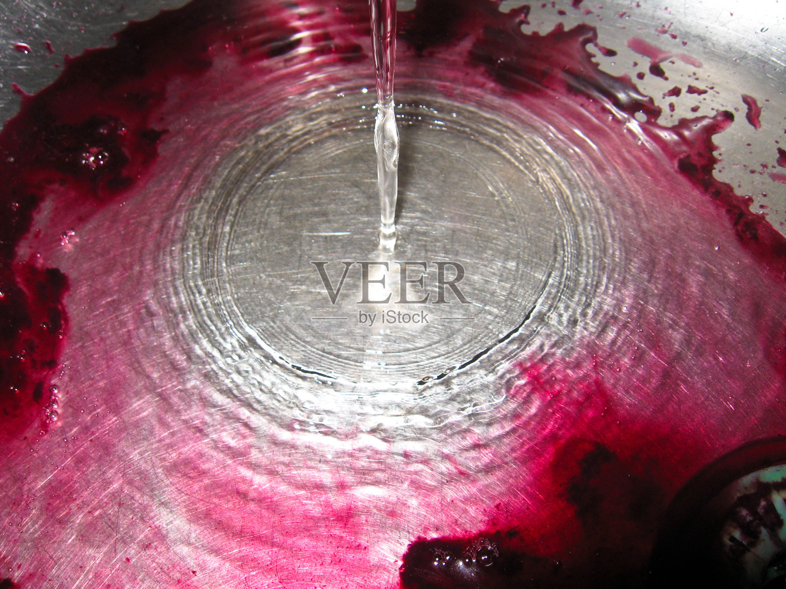 水流从血液中喷射出来照片摄影图片