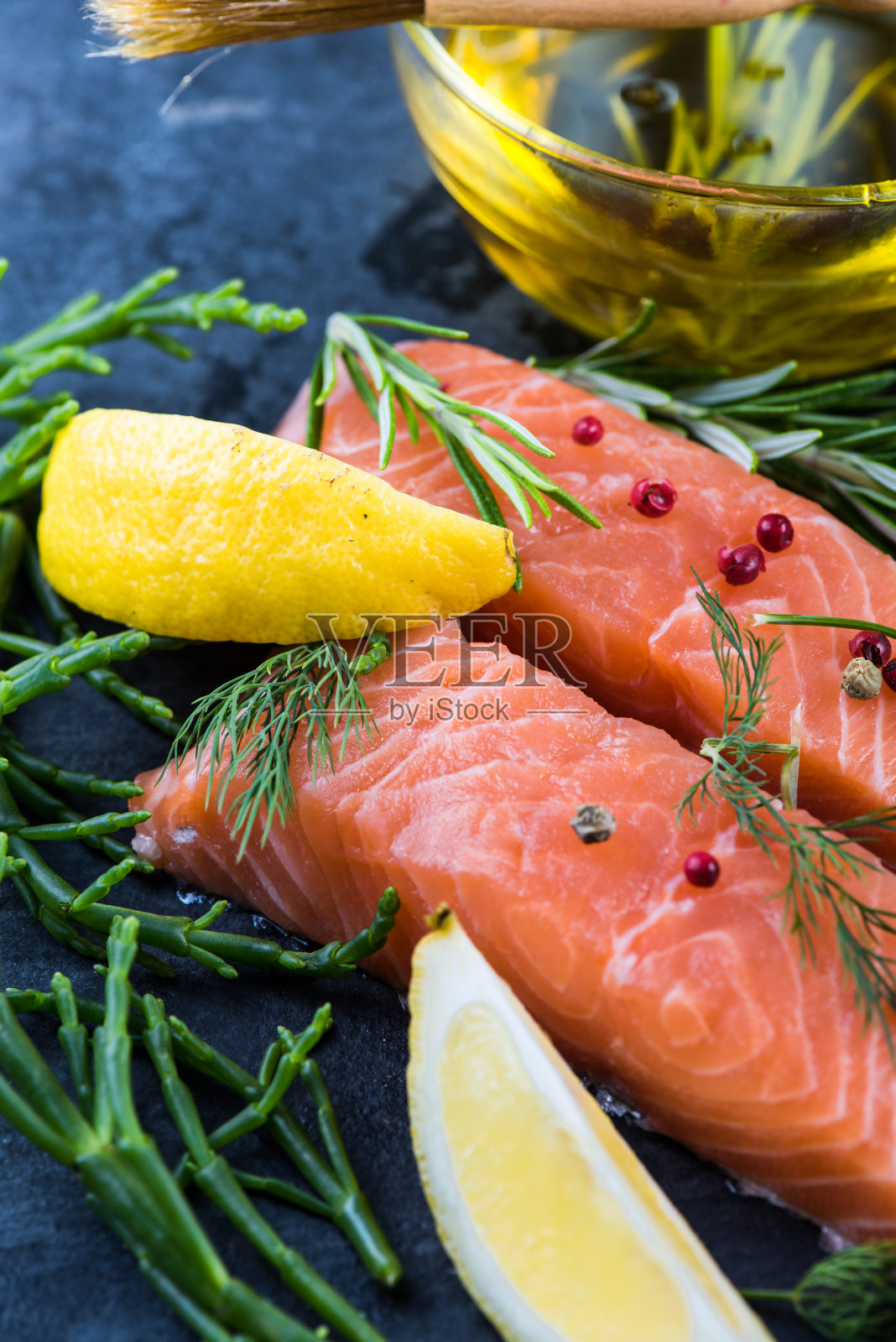 新鲜的鲑鱼排配香草和柠檬照片摄影图片