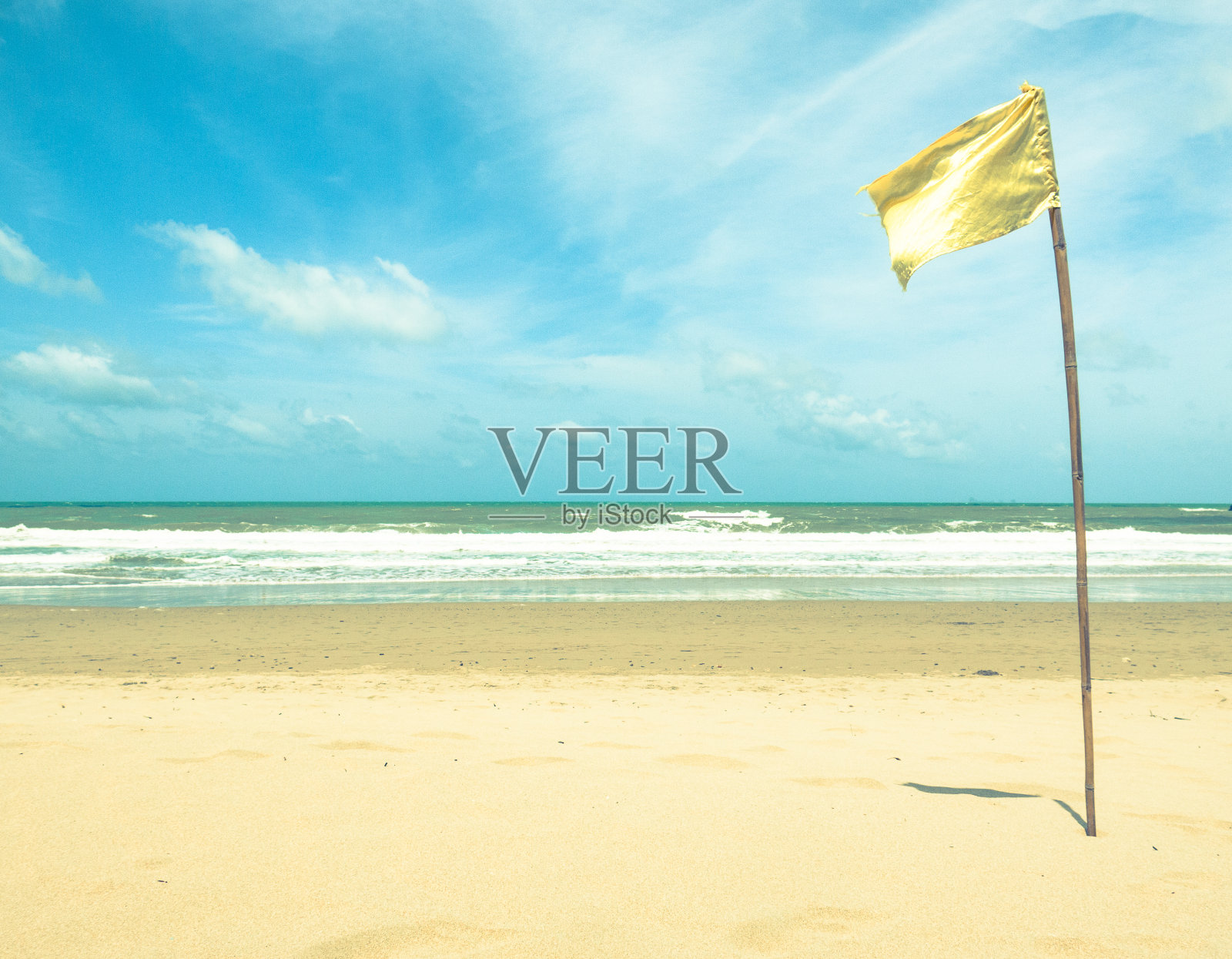 海滩黄旗危险游泳和海上危险标志照片摄影图片