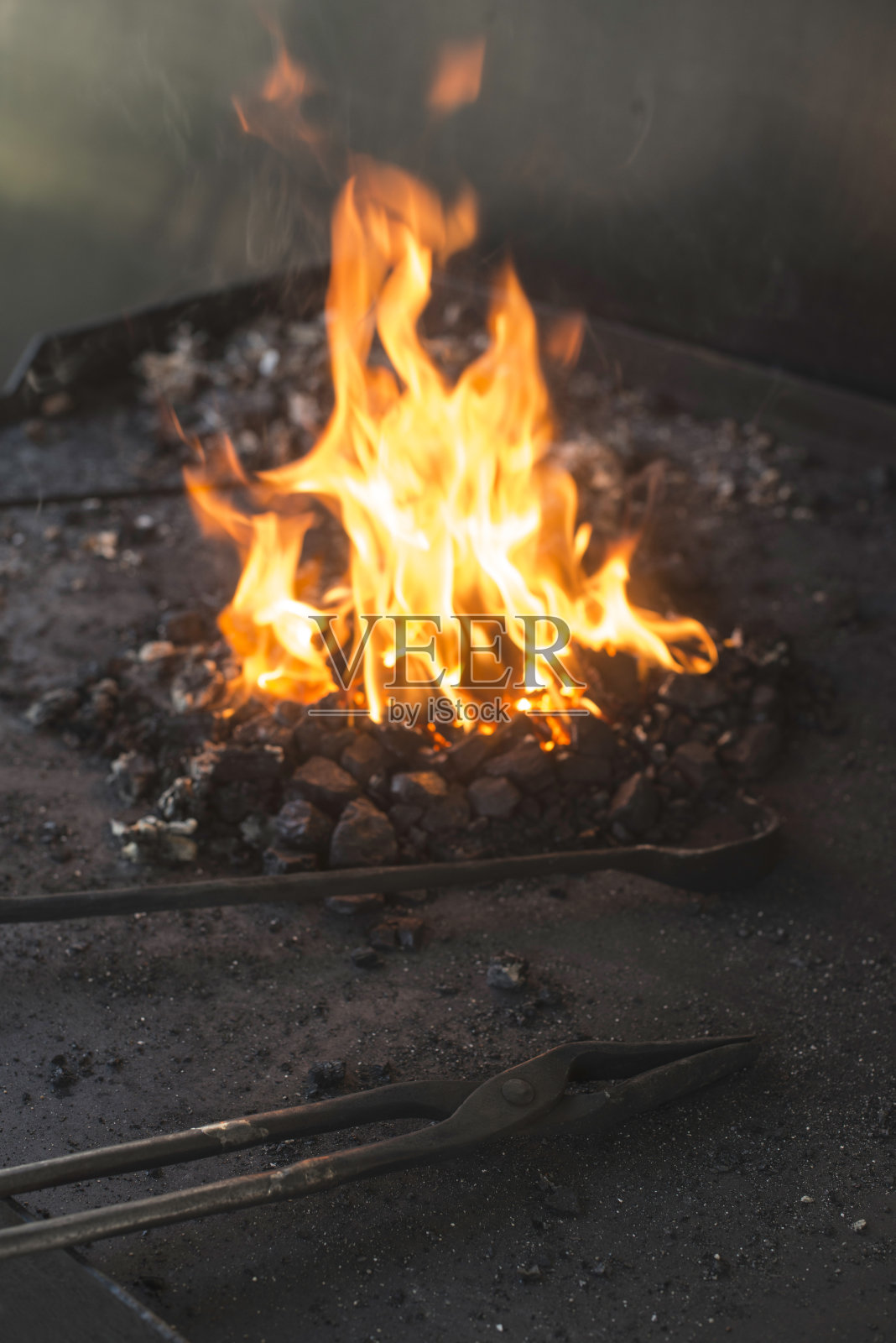 锻造车间的虎钳和铁砧照片摄影图片