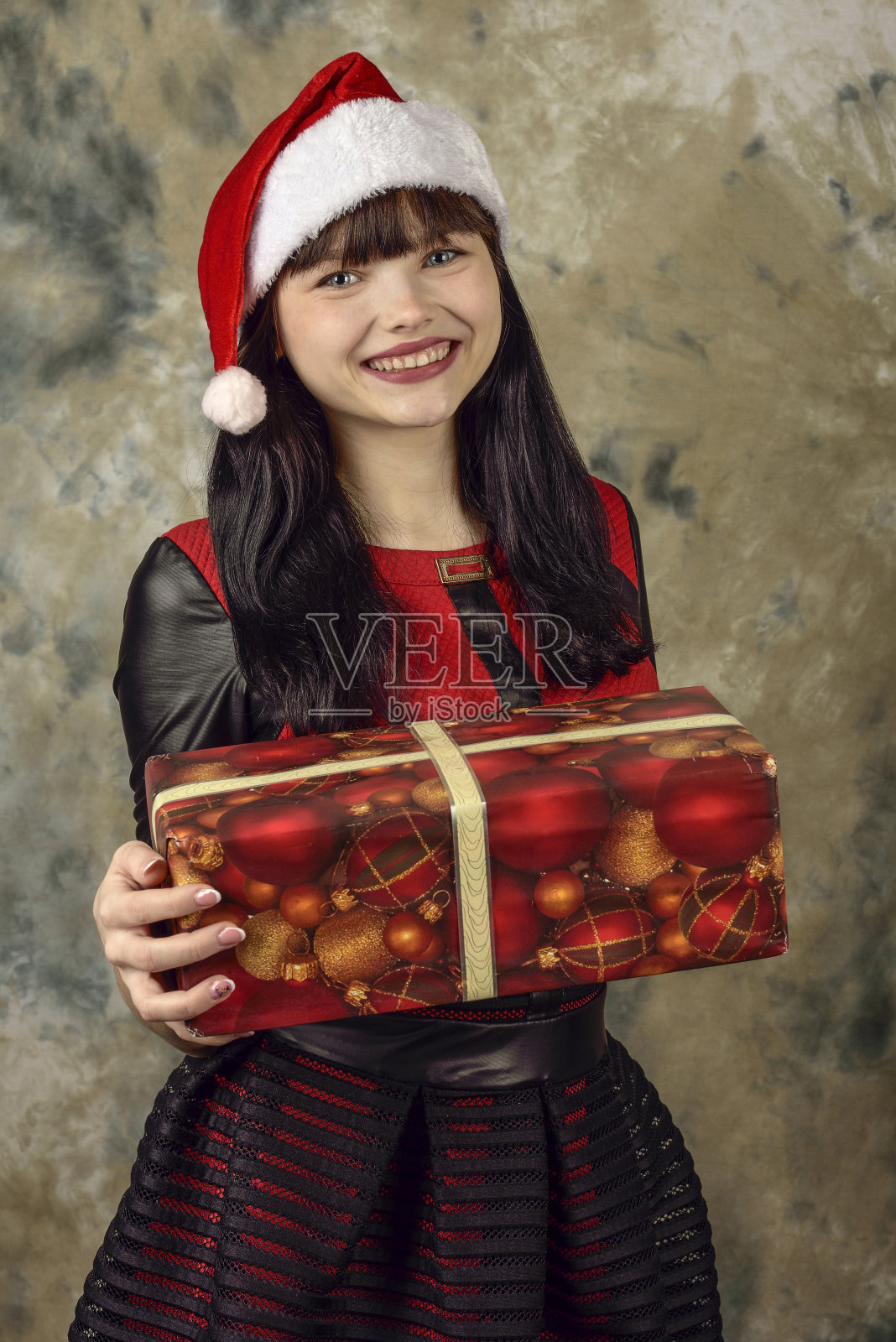 圣诞老人带着一个大礼盒照片摄影图片