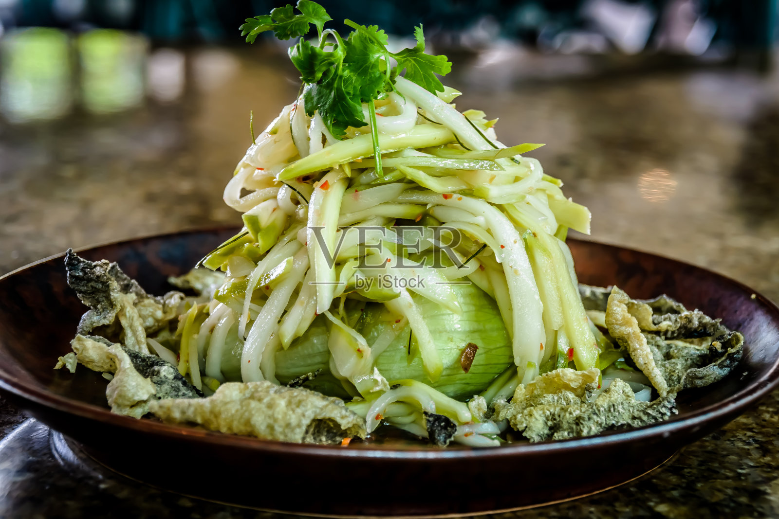 脆皮青芒果沙拉。照片摄影图片