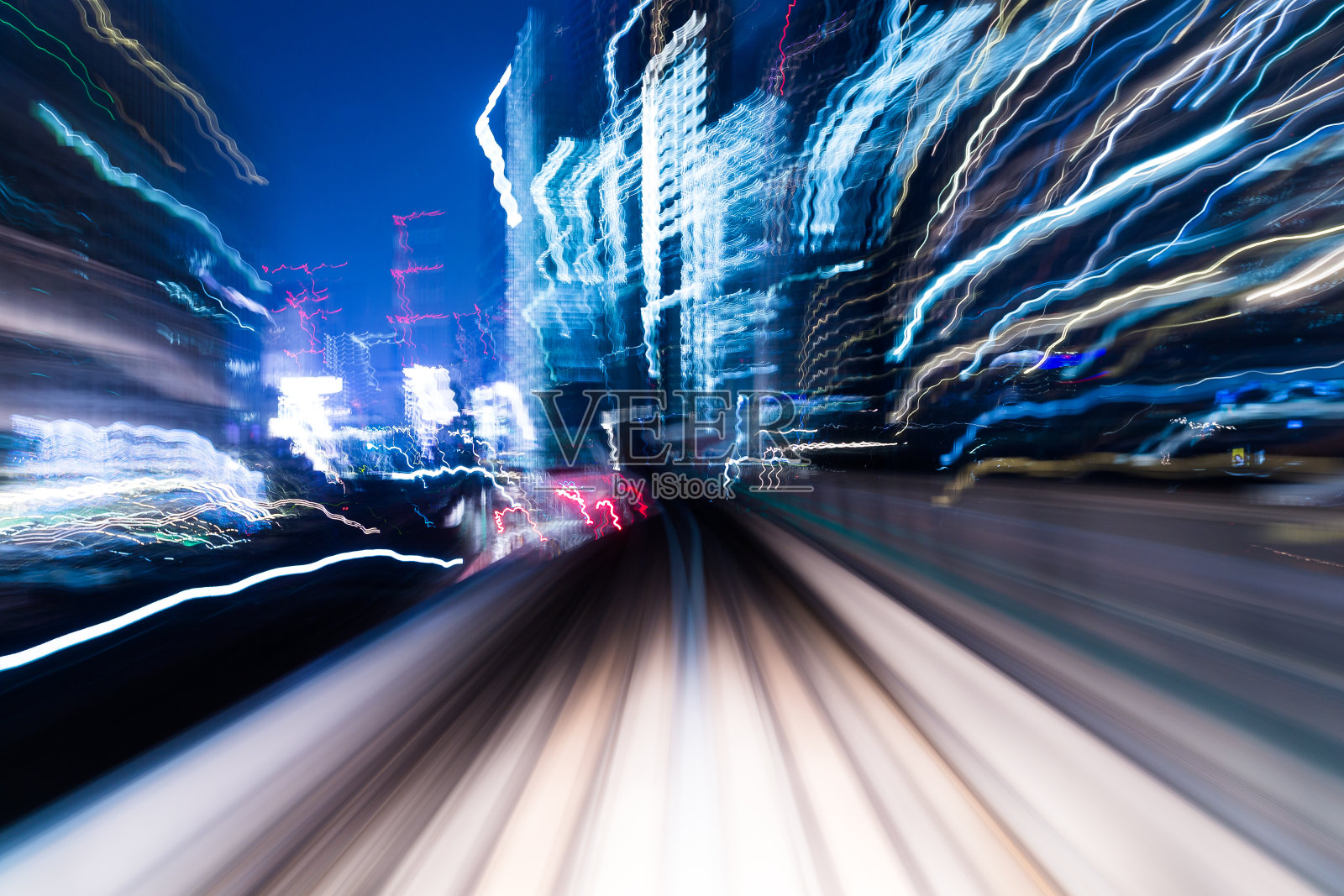 东京地铁上模糊的动作照片摄影图片