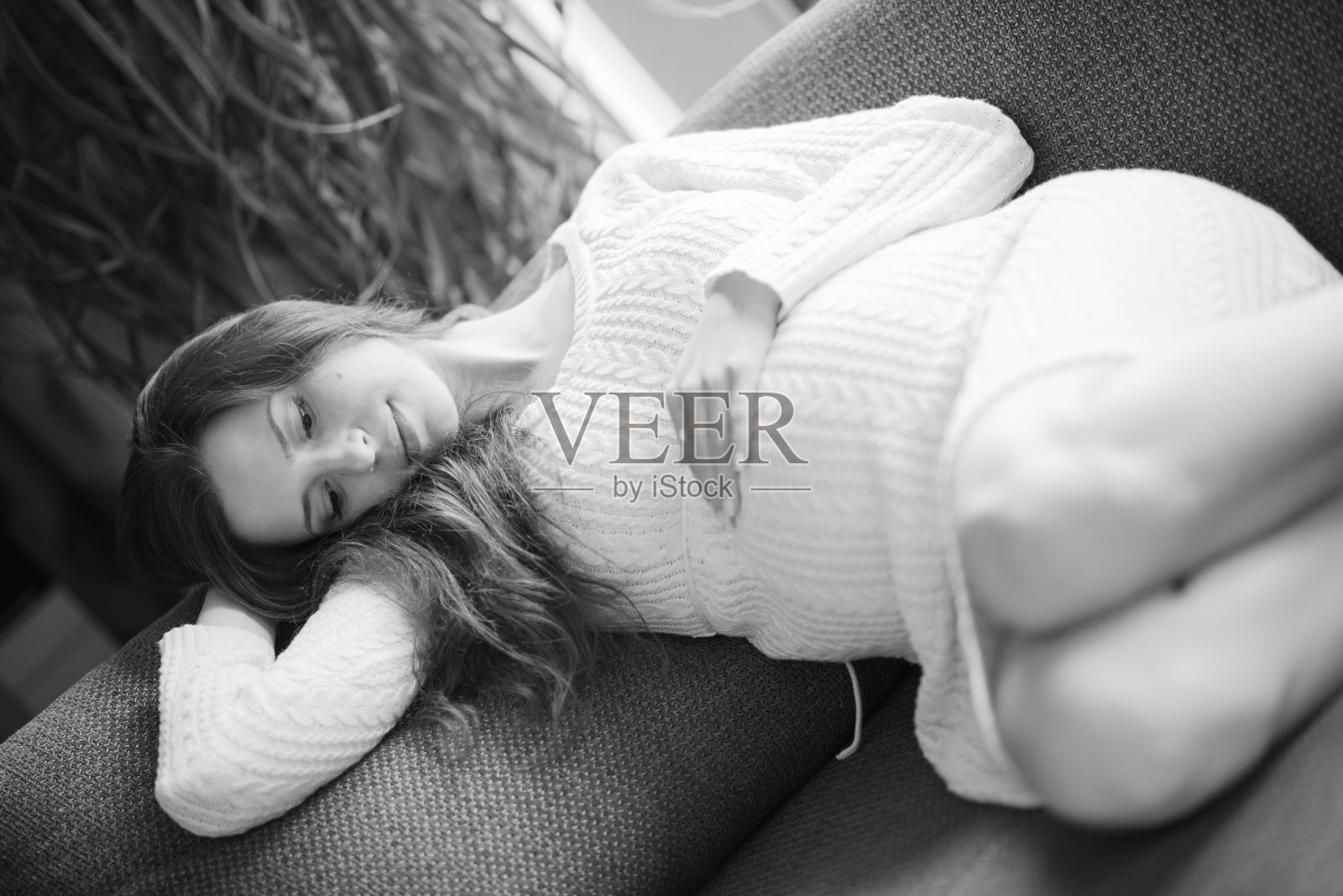 漂亮孕妇坐在沙发上照片摄影图片