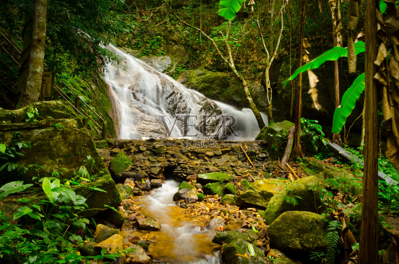 泰国清迈的瀑布照片摄影图片