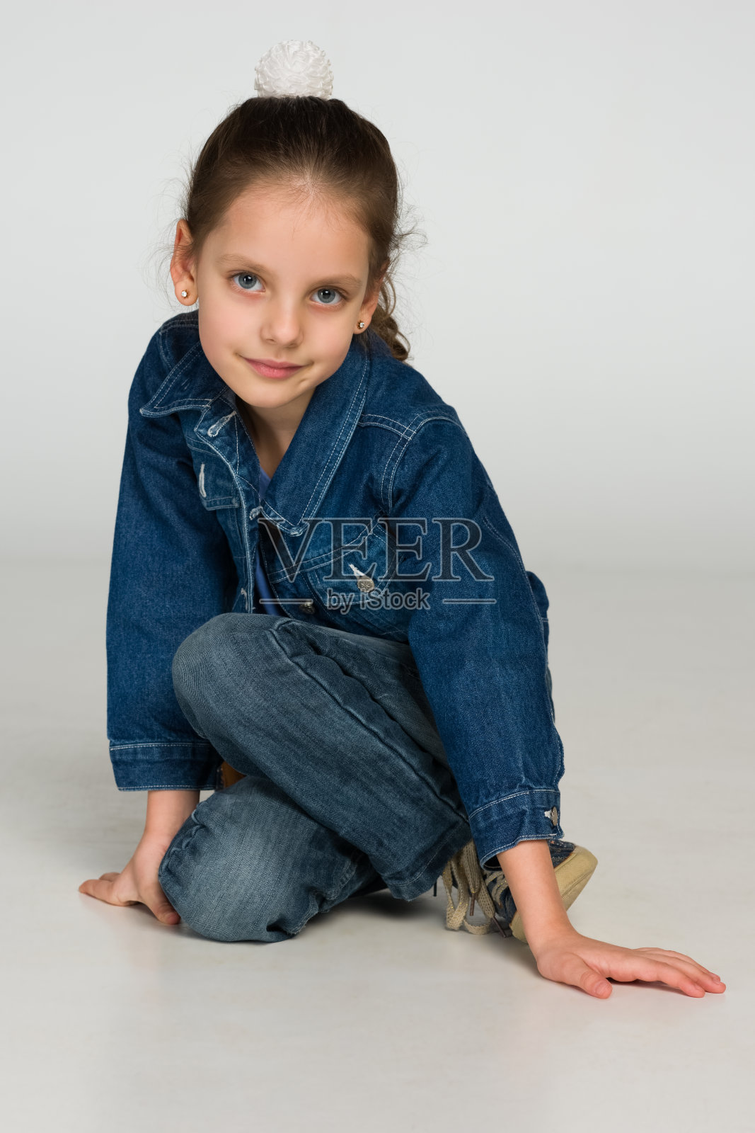 可爱的小女孩坐着照片摄影图片