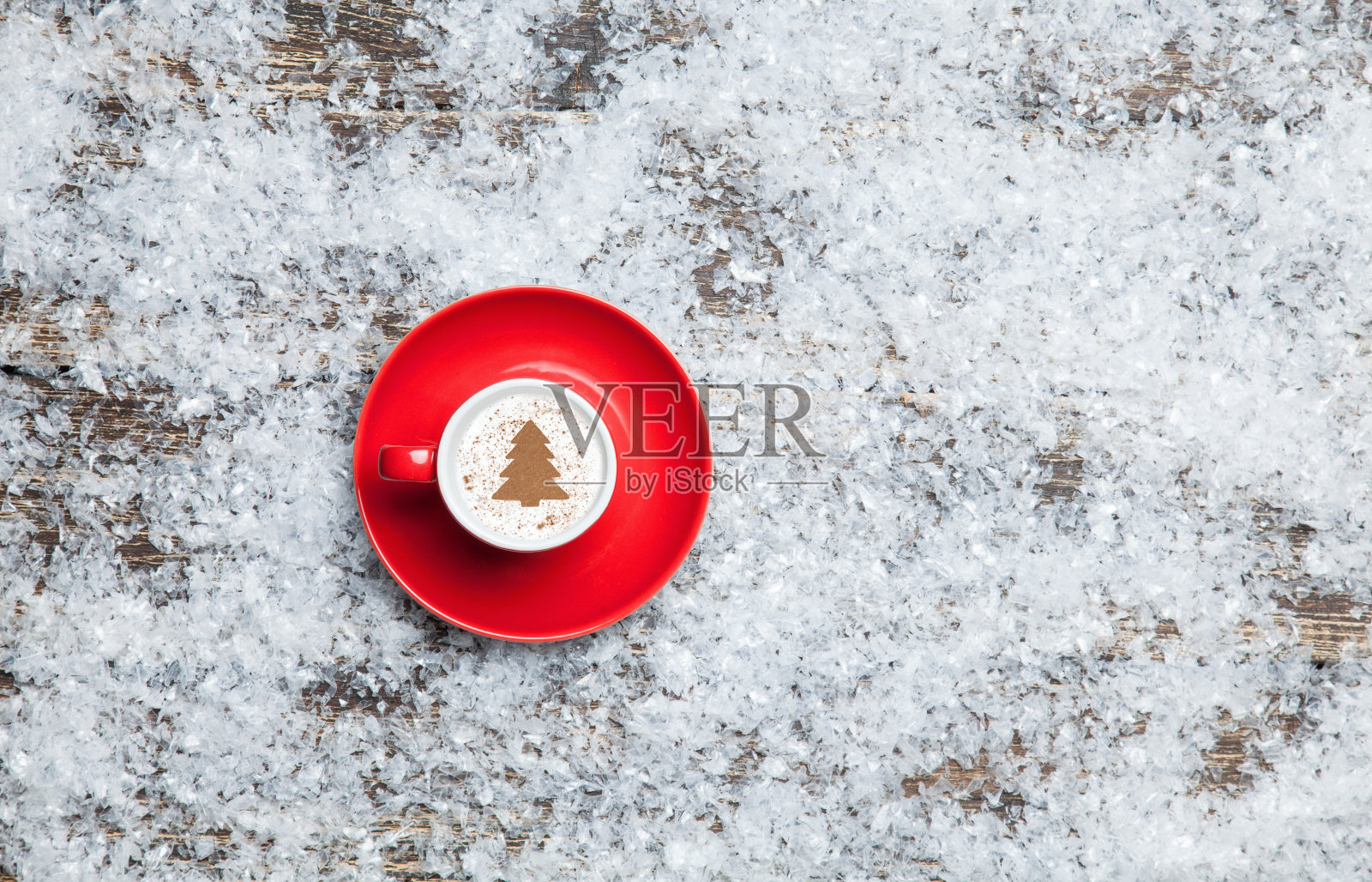 卡布奇诺与圣诞树形状的人造雪背景照片摄影图片
