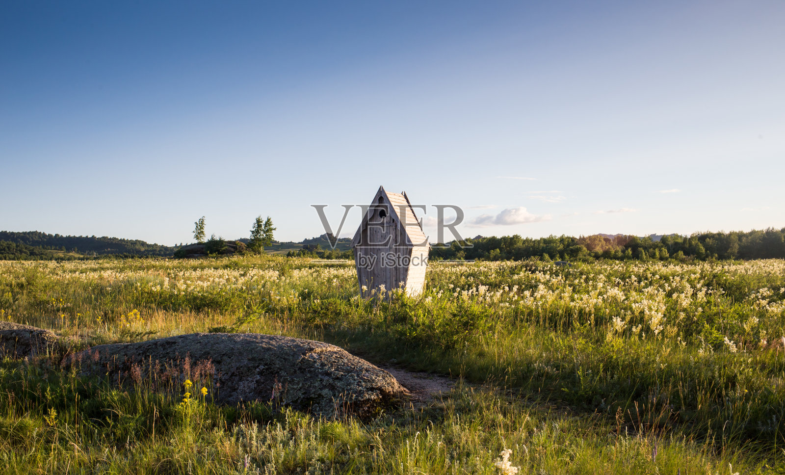 巨大而尖锐的岩石脊向山全景照片摄影图片