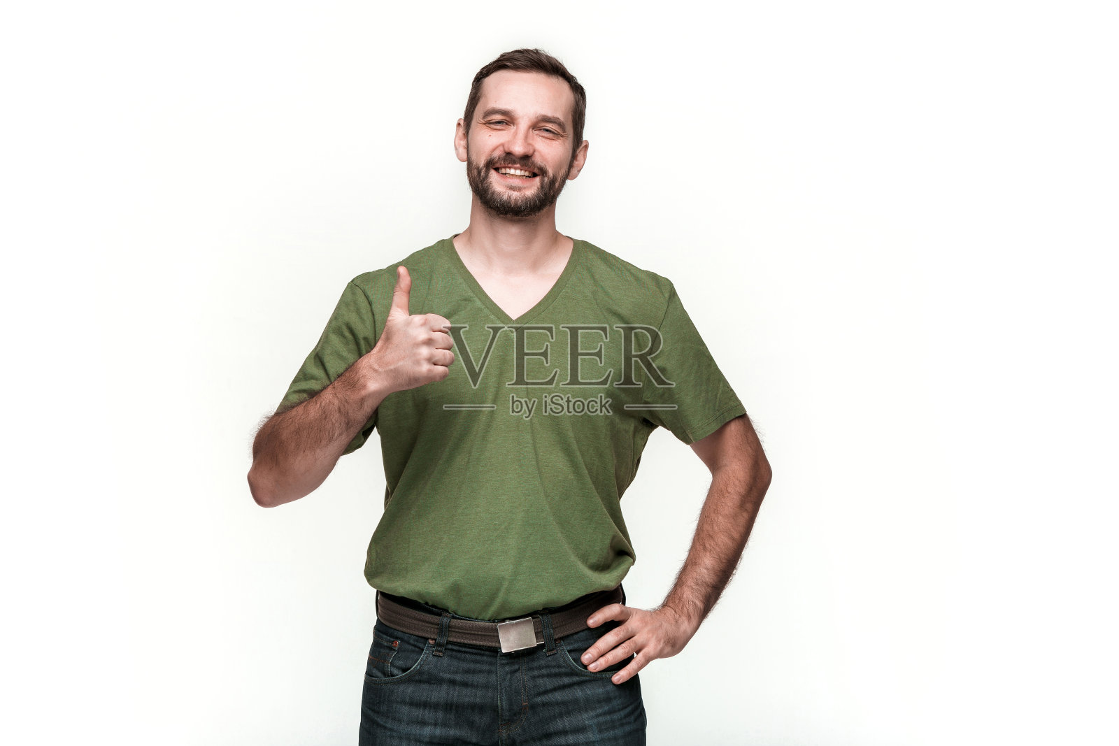 年轻人看着照相机照片摄影图片