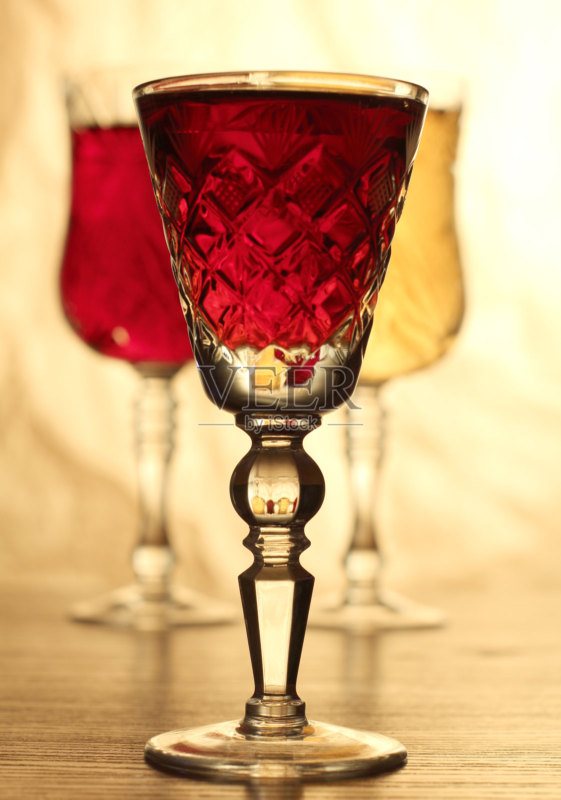 桌上的酒杯照片摄影图片