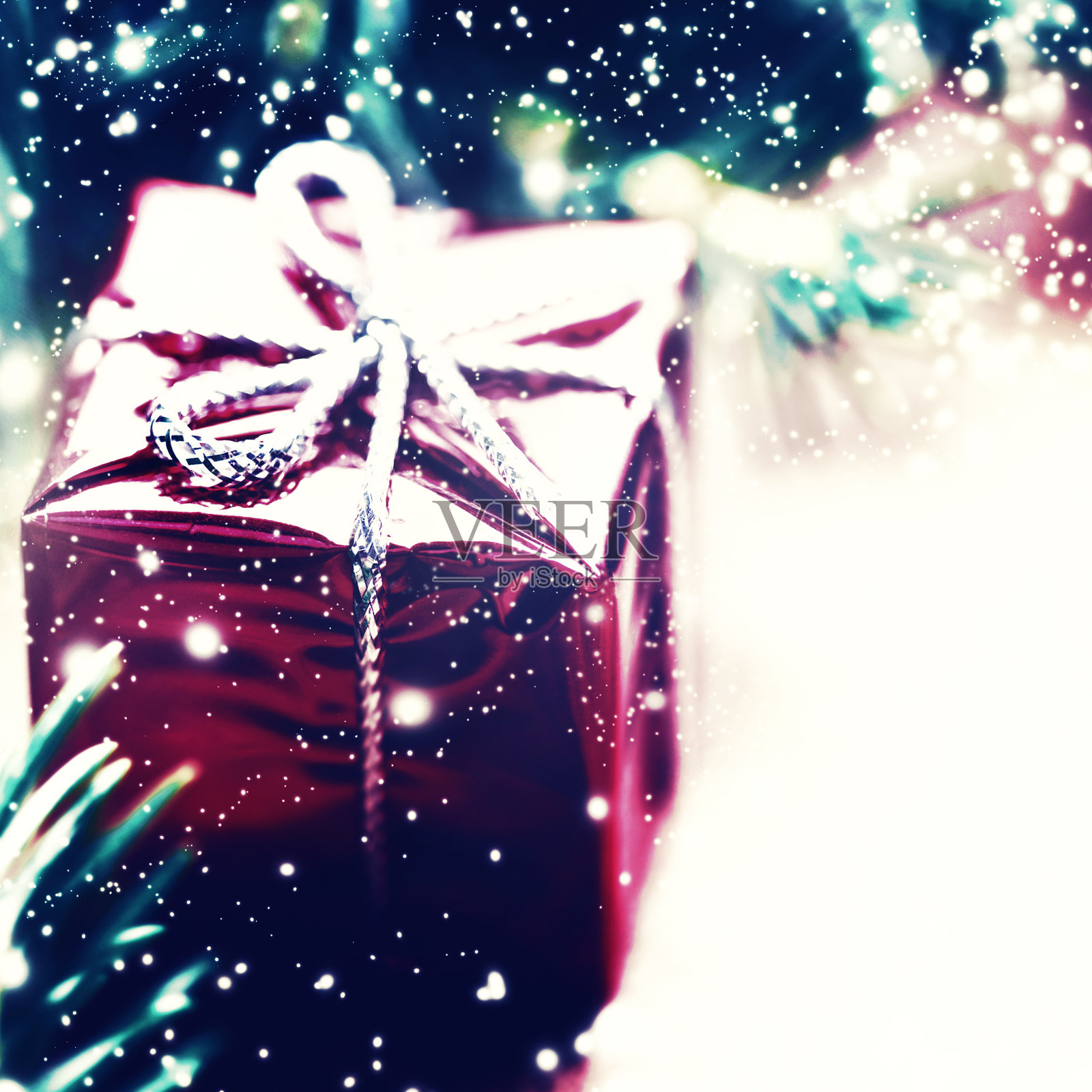 圣诞贺卡与装饰-闪耀的红色礼盒照片摄影图片