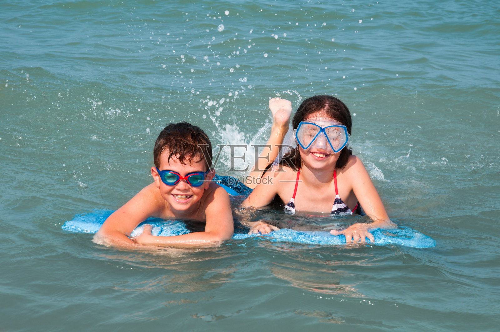 孩子们在水里玩照片摄影图片