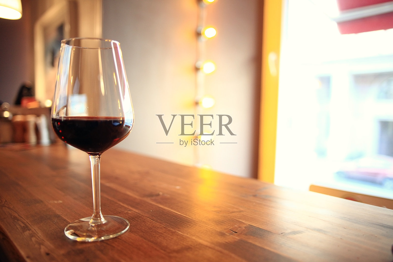 酒杯配红酒,品酒,餐厅照片摄影图片