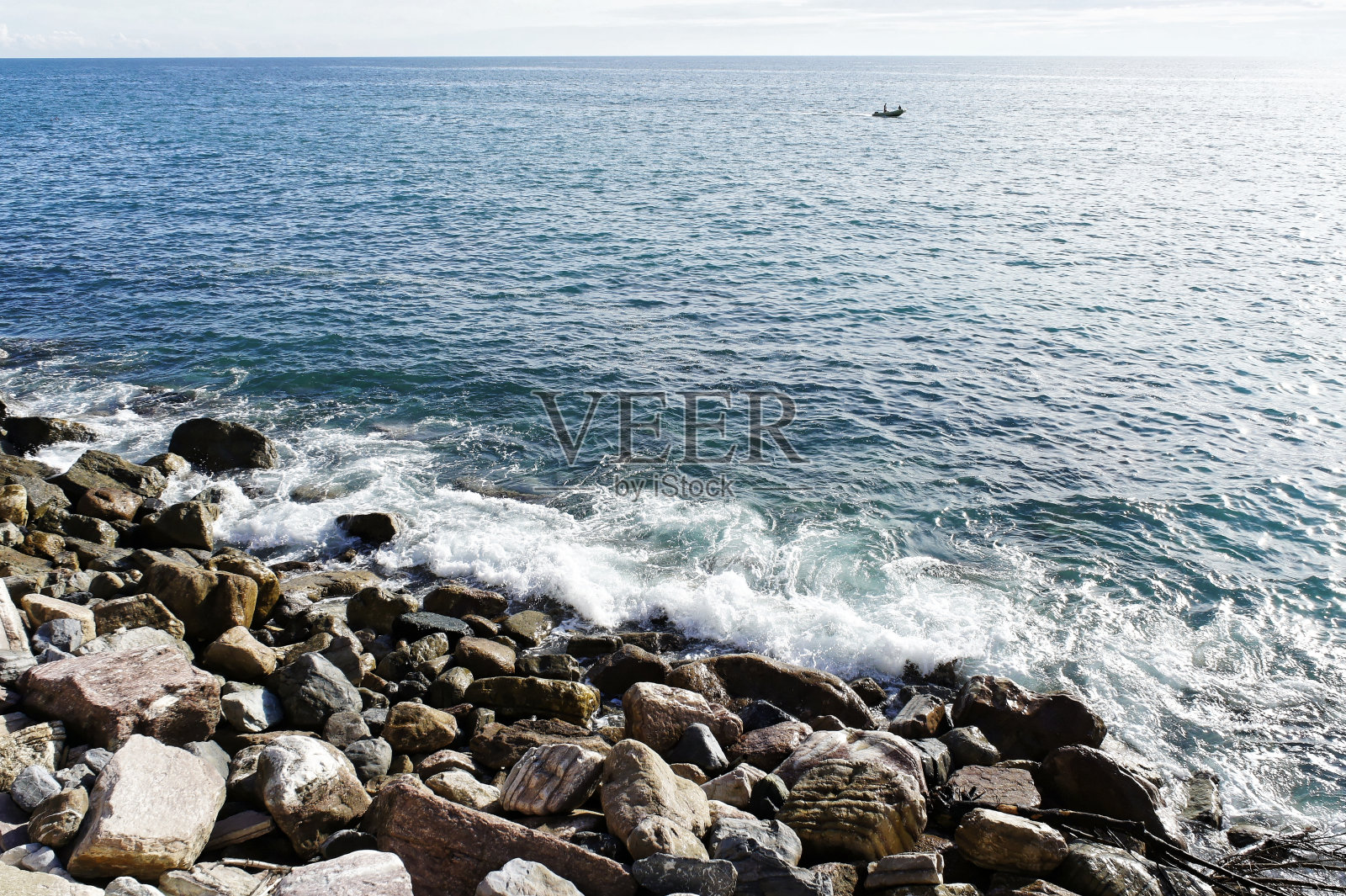 海滩上岩石的高角度视图照片摄影图片