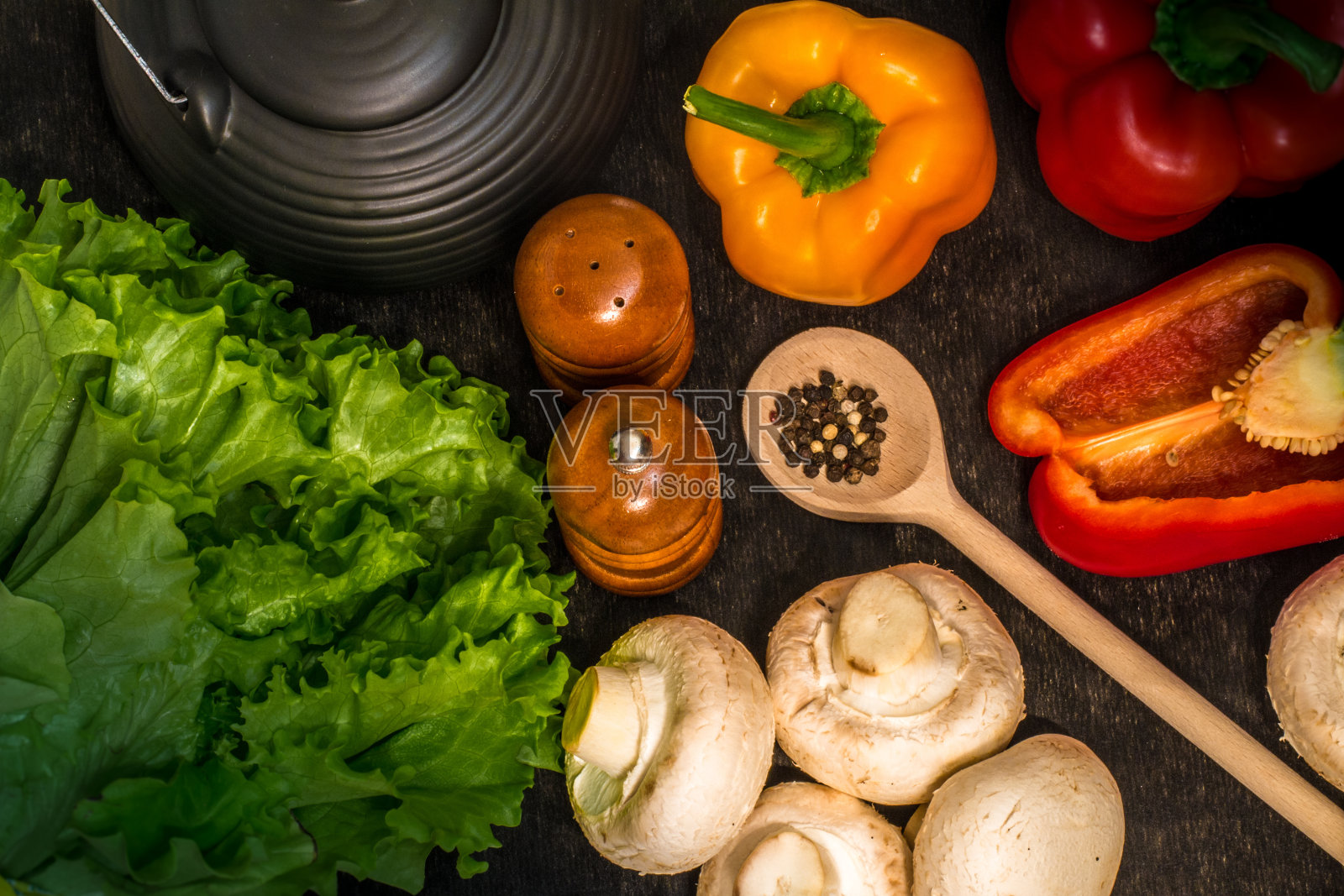 洗过的新鲜蔬菜和香料在黑色的背景。照片摄影图片