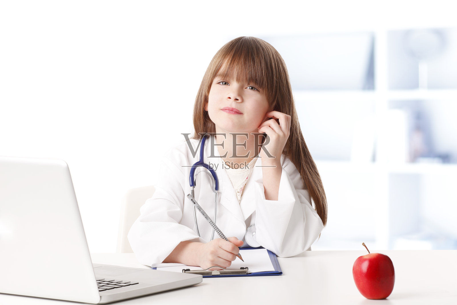 长大成为一名医生照片摄影图片