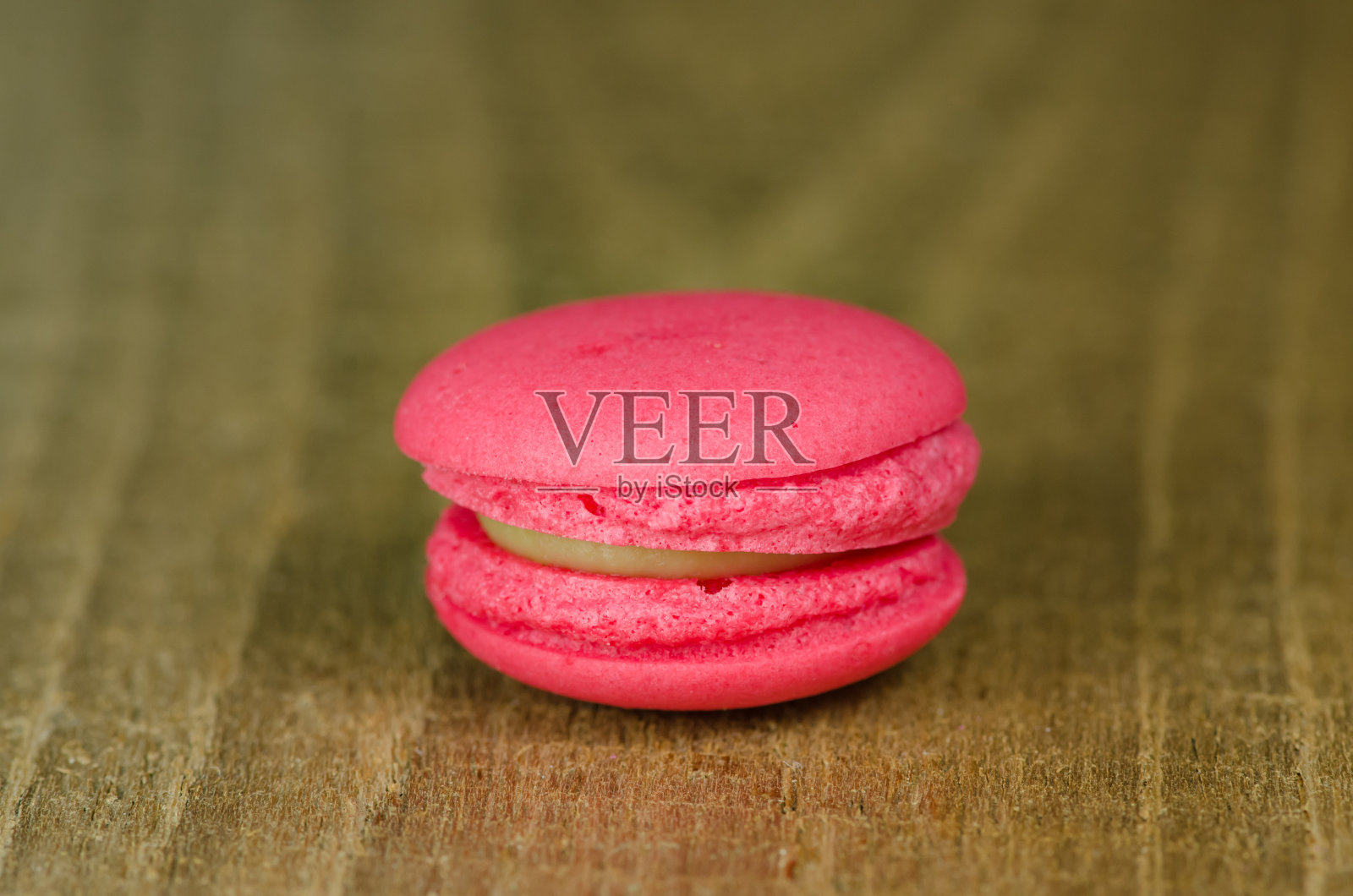 木桌上放着各种各样的马卡龙照片摄影图片