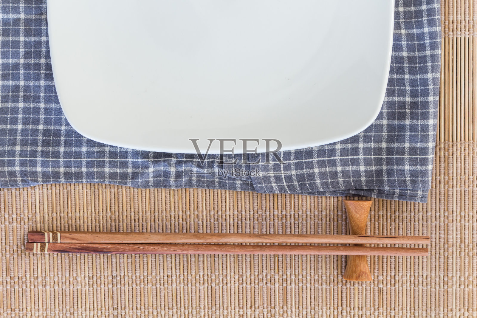 筷子和空盘子放在餐桌上照片摄影图片