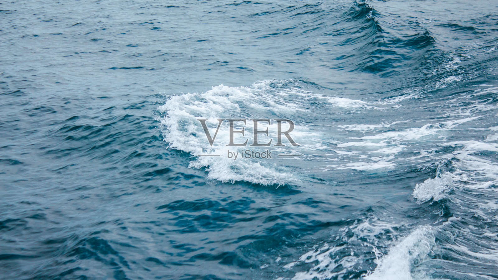 特写溅起的海浪照片摄影图片