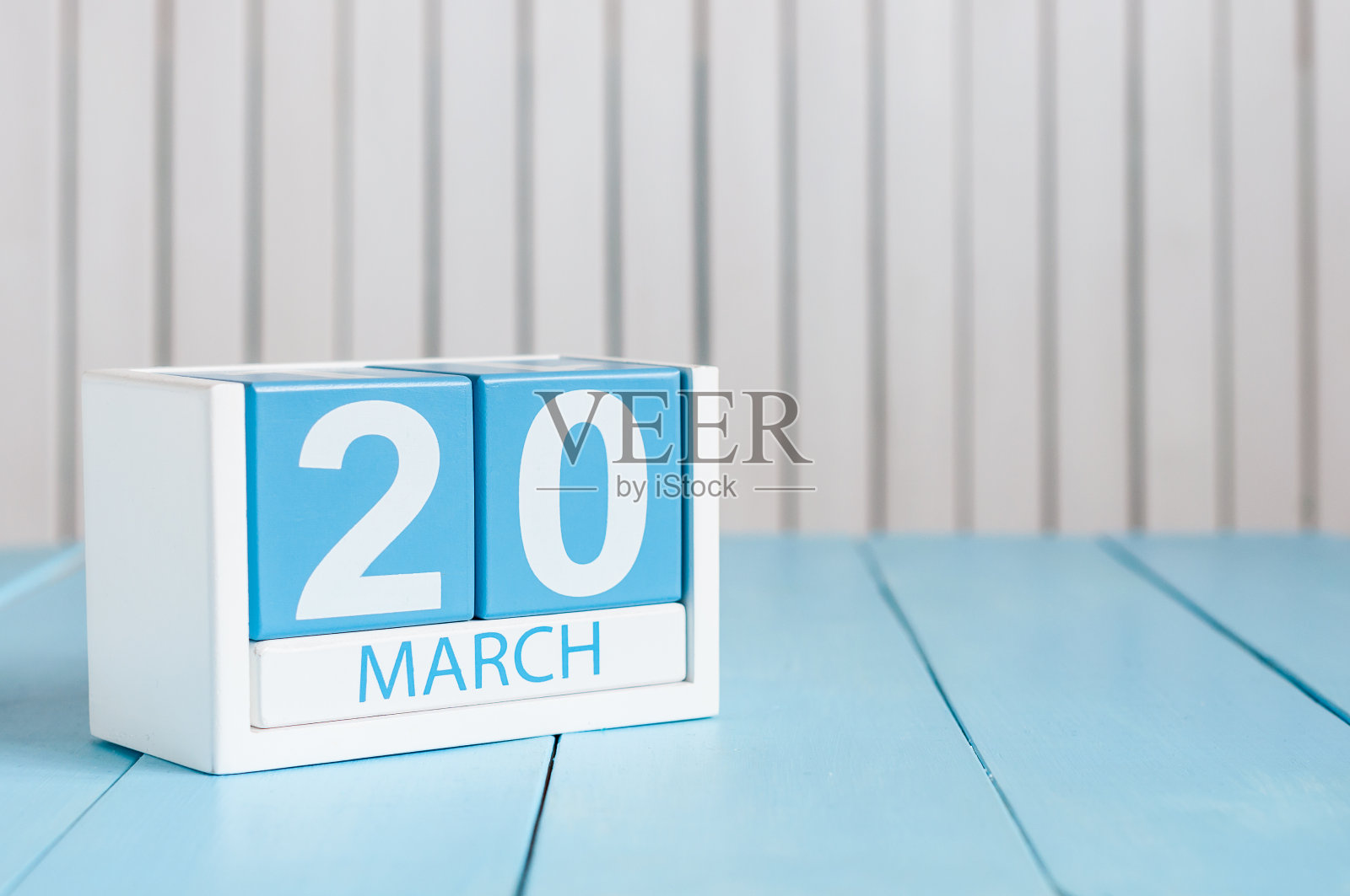 3月4日。图片为3月4日木制彩色日历上照片摄影图片