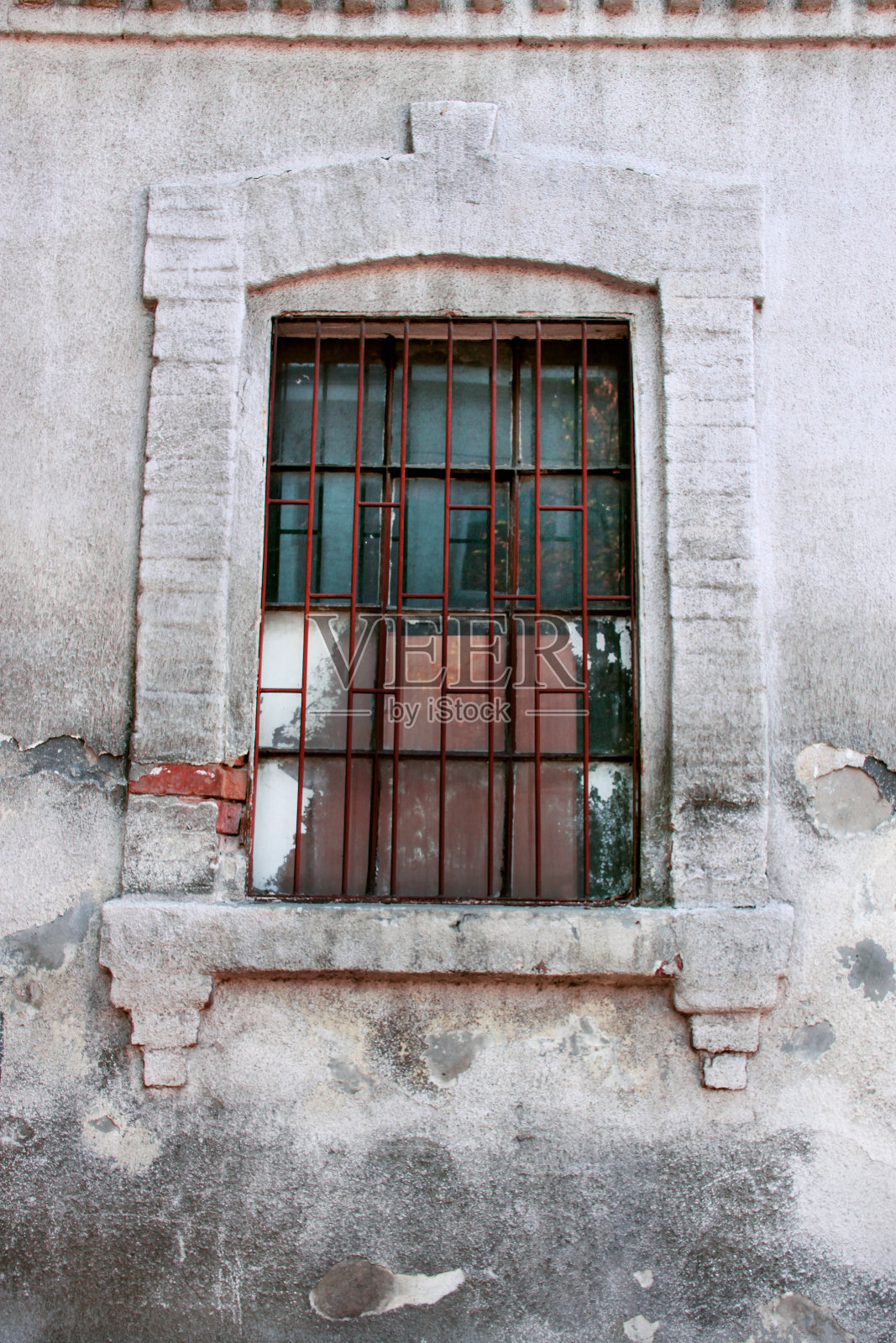 带铁栏杆的旧窗户照片摄影图片