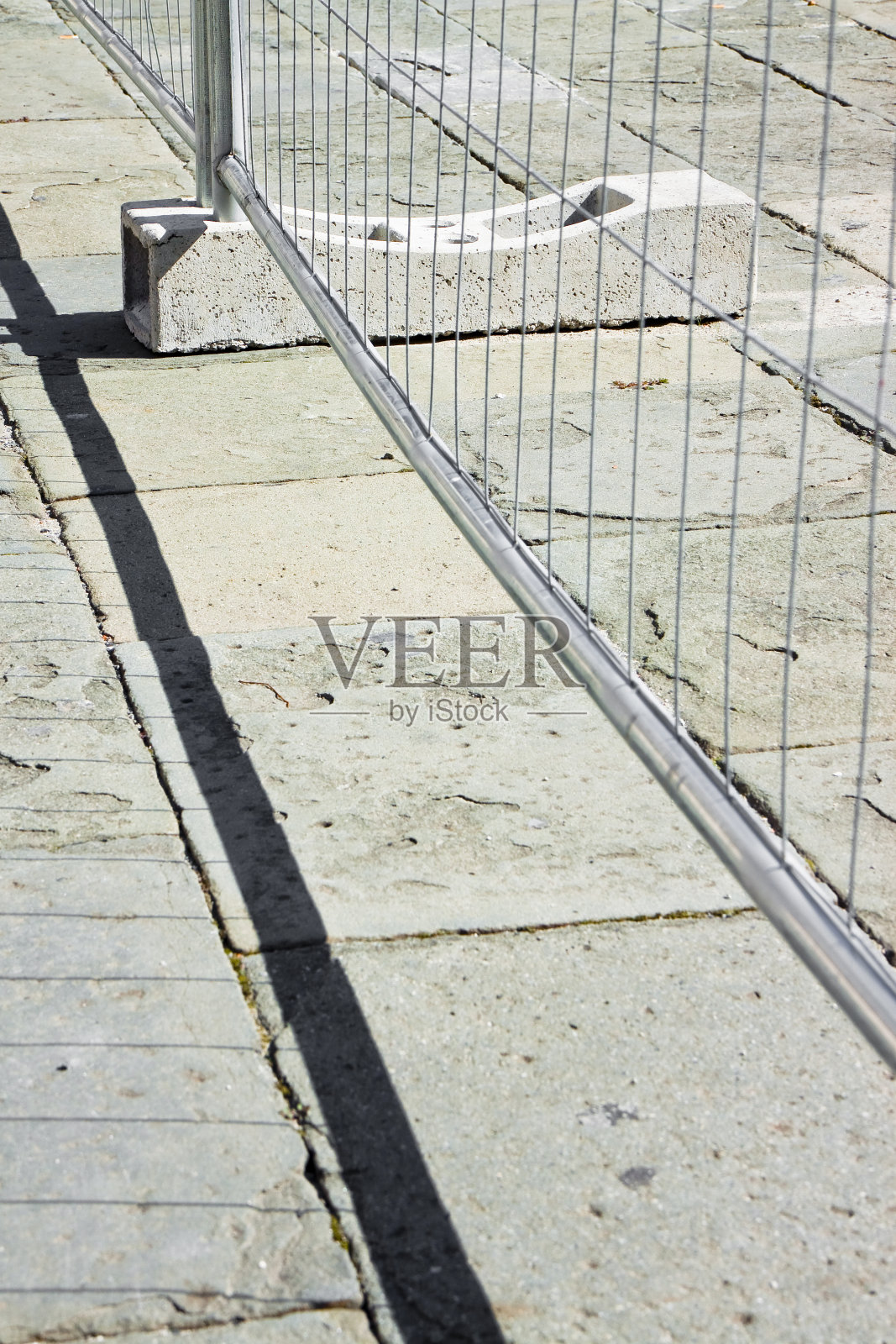 石头路上的金属栅栏照片摄影图片