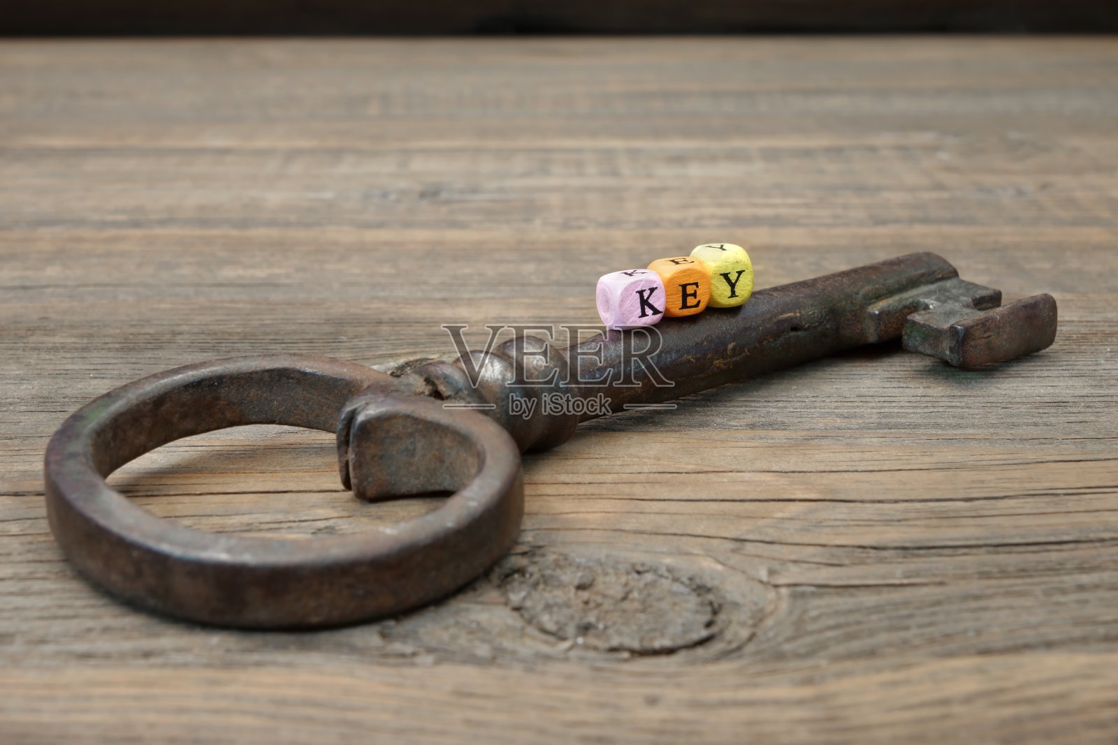 老生锈的铁钥匙和签名钥匙照片摄影图片