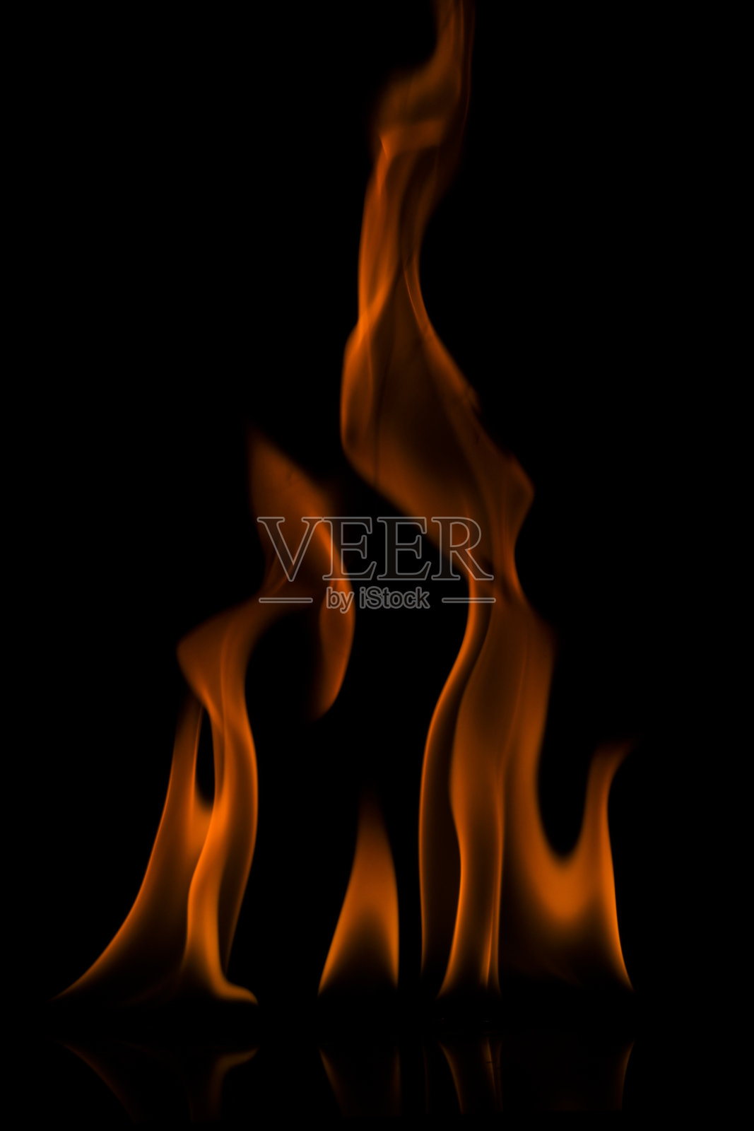火焰在黑色背景上燃烧照片摄影图片
