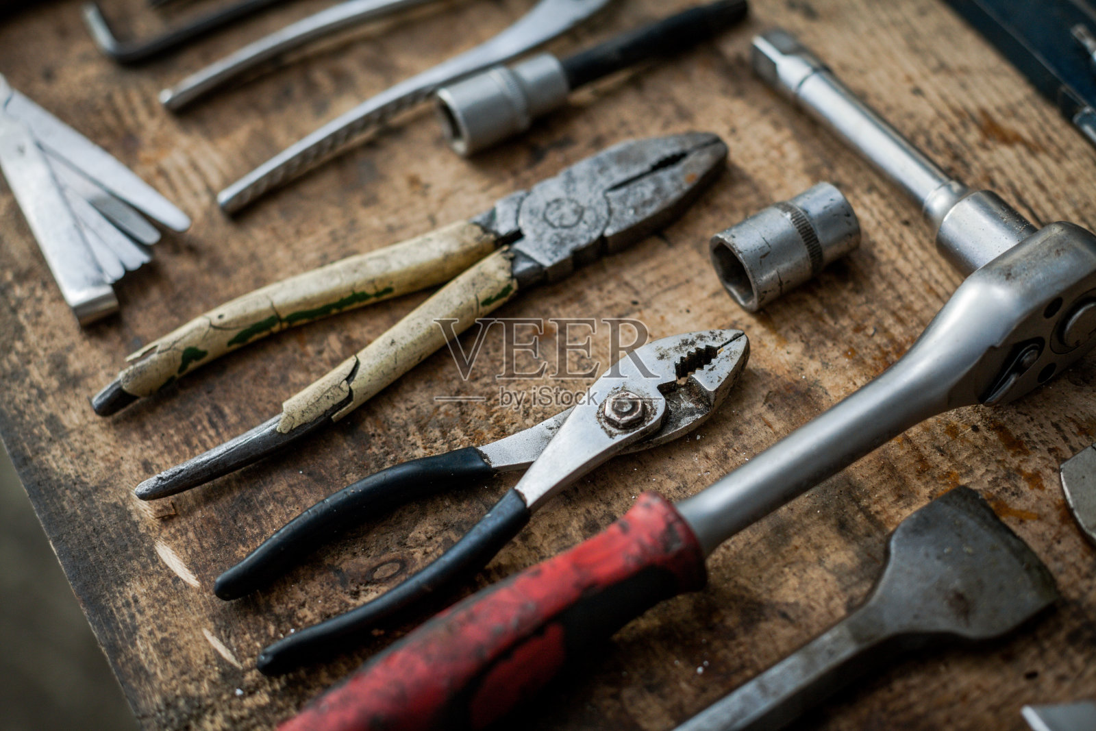 木板上的工具照片摄影图片