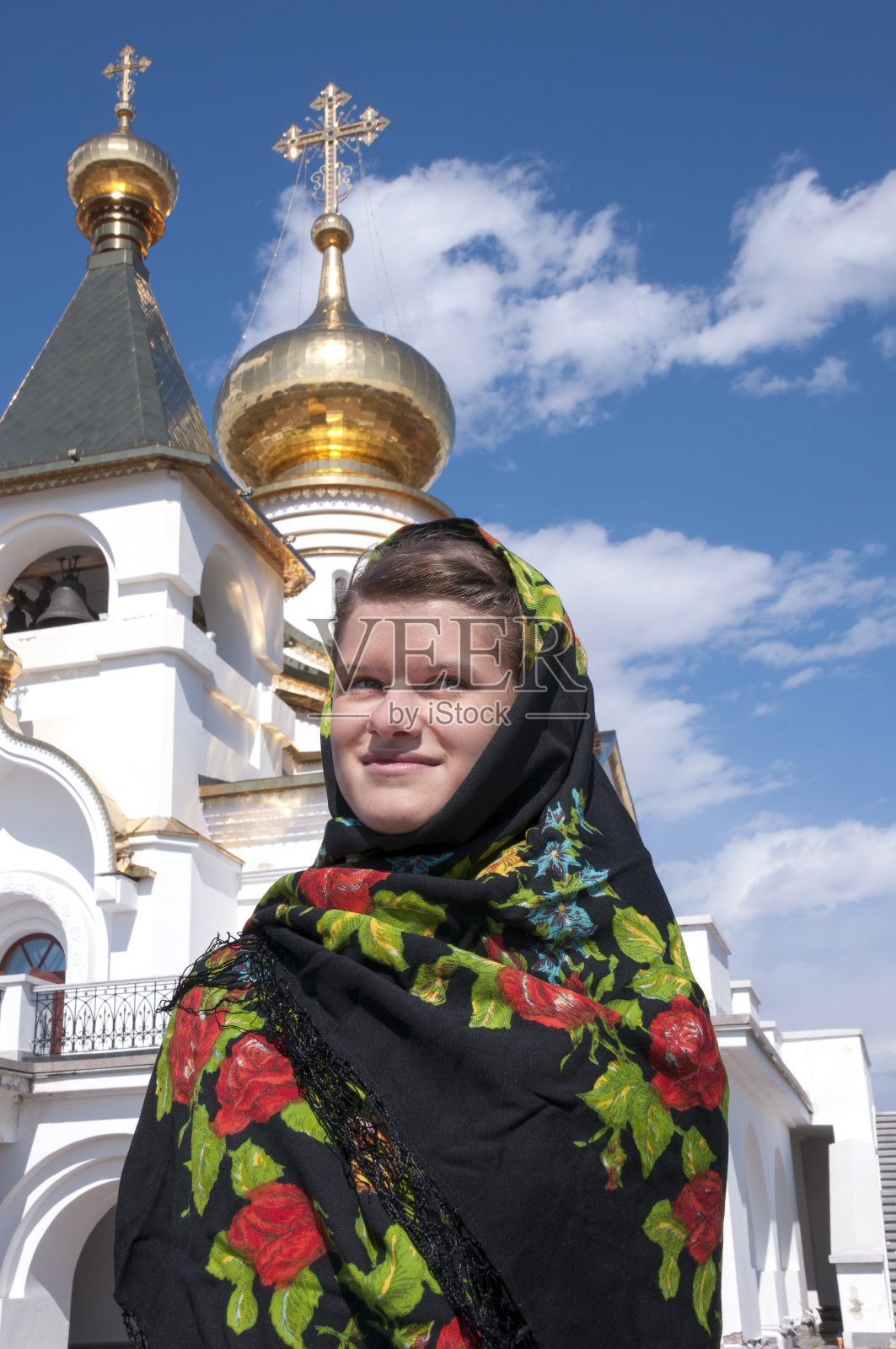 那个围着围巾站在教堂附近的女孩照片摄影图片